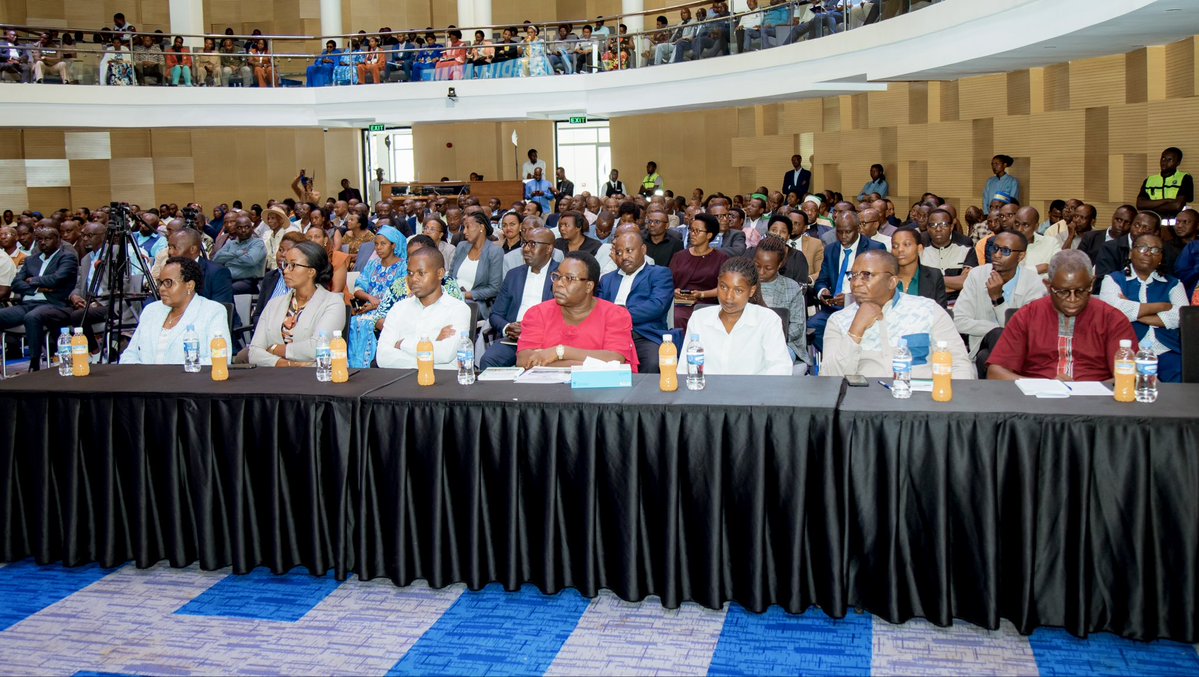 UnityClubRw's tweet photo. UBUTUMWA BWO GUSOZA IHURIRO RY’UBUMWE N’UBUDAHERANWA

Ubutumwa bwa Perezida w’Urukiko rw’Ikirenga Madamu Domitilla Mukantaganzwa 
Mu gusoza iri huriro, Perezida w’Urukiko rw’Ikirenga yagarutse ku ngingo z’ingenzi zifasha Abanyarwanda gusobanukirwa amateka y’Igihugu, gukomeza kubaka ubumwe no guhererekanya inshingano zo kurinda ibyagezweho.

Yasobanuye ko ihanurwa ry’indege ritagomba kwitiranywa na Jenoside yakorewe Abatutsi, kuko Jenoside yari umugambi wateguwe wo kurimbura Abatutsi bazira uko bavutse. 

Yibukije ko u Rwanda rwanyuze mu mateka akomeye, rukicwa, rugasenyuka, ariko rukongera kwiyubaka. Yagize ati: “U Rwanda rwarapfuye, ariko ntiruzongera gupfa ukundi.” 

Ku birebana n’Abanyarwanda bakiri mu mitwe irwanya u Rwanda, by’umwihariko FDLR, yasabye abazi abo bantu n’imiryango yabo kubagezaho ubutumwa bw’uko Igihugu kibateze amaboko, bakagaruka mu gihugu cyabo bakubaka ubuzima bushya. 

Yashimangiye ko buri Munyarwanda afite inshingano zo kugira uruhare mu kugarura no gukomeza ubumwe bw’Igihugu.

Ku rubyiruko, yagaragaje ko kurutumira mu biganiro nk’ibi ari uburyo bwo kurusigira inshingano zo kubaka Igihugu. Yashimangiye ko Igihugu kirwizera kandi ko gifite icyizere cy’ubushobozi bwarwo bwo gukomeza urugendo rwo kwiyubaka no kurinda ibyagezweho.

Yashishikarije ababyeyi, by’umwihariko abagore n’abagabo, gufata umwanya wo kuganira n’abana, abuzukuru, abakwe n’abakazana ku mateka y’Igihugu. Yasabye imiryango gusubiza ibibazo by’abana bababwira  ukuri, kuko kubahisha amateka bishobora kubakururira gufata ibyemezo bishingiye ku makuru atari yo. 

Yibukije kandi abagore uruhare rwabo mu kurera abana, kubatoza indangagaciro z’Igihugu, kubakundisha u Rwanda no kubarinda ibiyobyabwenge n’izindi ngeso mbi.

Yasabye abahagarariye Uturere gutaha bagategura ibiganiro nk’ibi aho baturutse, kugira ngo Abanyarwanda bakomeze kurebera hamwe amateka Igihugu cyanyuzemo, aho kigeze n’icyerekezo cyaho kigana.

Yashoje ashimangira ko ubumwe ari imbaraga z’Abanyarwanda, kandi ko buri wese afite inshingano zo kubusigasira no kubutoza n’abazabakomokaho.

“Abanyarwanda tugomba kuba umwe. Ntituzemera ko u Rwanda rwongera gusenyuka. Abubaka Igihugu bafite intego yo gukomeza kukigeza ku iterambere rirambye, kandi ntawe ukwiye kubabera inzitizi.”
