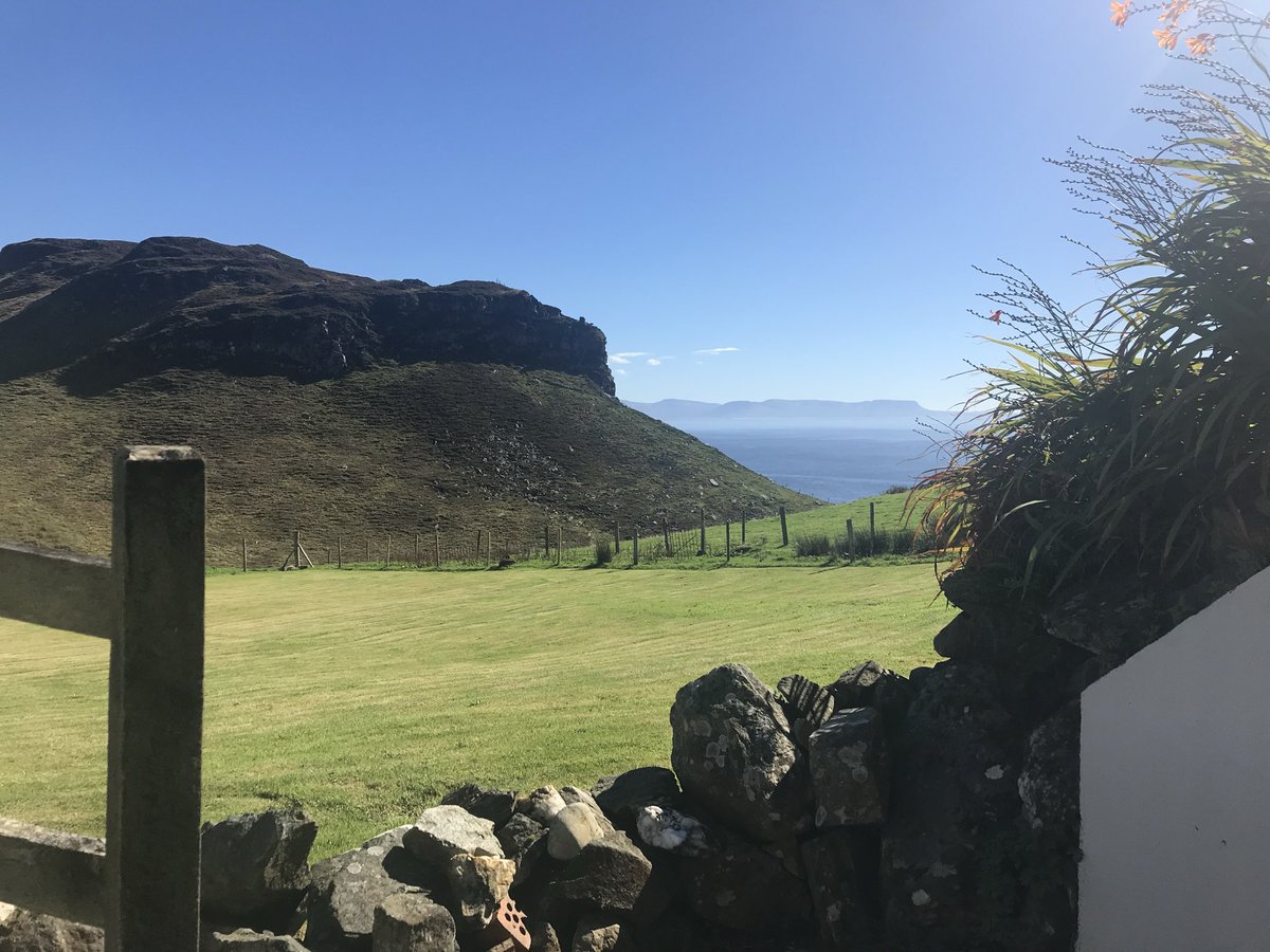 LSummersauthor's tweet photo. Just me - but every time I see a scenic image of 🇮🇪 I repost. Was there ever a more magical kingdom? @ thisisireland #ireland #slainte https://t.co/Ycl1PRNeKD
