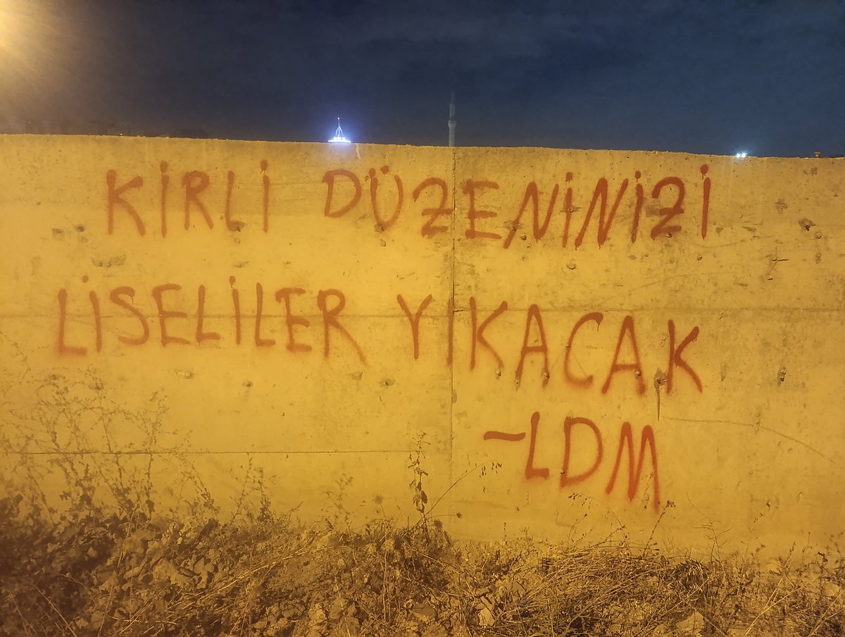 lisdevmucadele1's tweet photo. Çocukların iş cinayetlerinde öldüğü, okullara saldırıların yaşandığı bu kirli düzen AKP’nin eseridir. Ankara sokaklarından sesleniyoruz:
Kirli Düzeninizi Liseliler Yıkacak! 

Sokakları kuşatmak için Liseli Devrimci Mücadele’ye katıl! ⤵️
https://t.co/J9hSXSkwmn https://t.co/lT312ZoLfZ