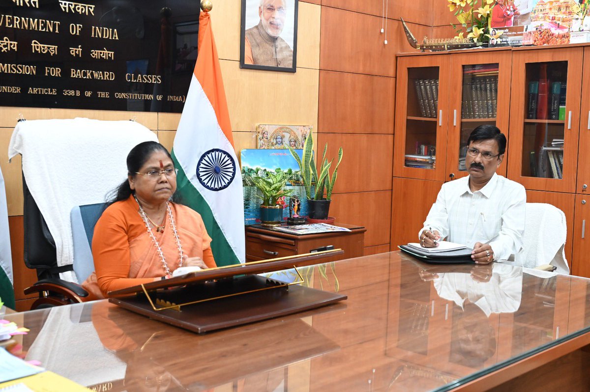 SadhviNiranjan's tweet photo. अधिकारियों को निर्देशित किया कि पात्र अभ्यर्थियों की समस्याओं एवं लंबित शिकायतों का निष्पक्षतापूर्वक, संवेदनशीलता के साथ और समयबद्ध निराकरण सुनिश्चित किया जाए, ताकि उनके अधिकारों का संरक्षण हो और उन्हें अनावश्यक कठिनाइयों का सामना न करना पड़े। https://t.co/gj7HLix8pU