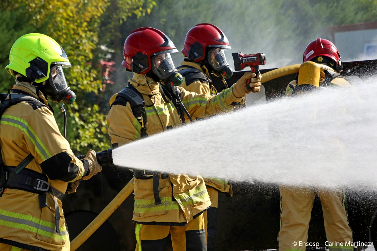 ENSOSP's tweet photo. 📷Retour en images sur la formation risque hydrogène international organisée à l’Ensosp au profit de 11 sapeurs-pompiers suisses des cantons de Genève et de Vaud🇨🇭 https://t.co/LXKIn8wMbN