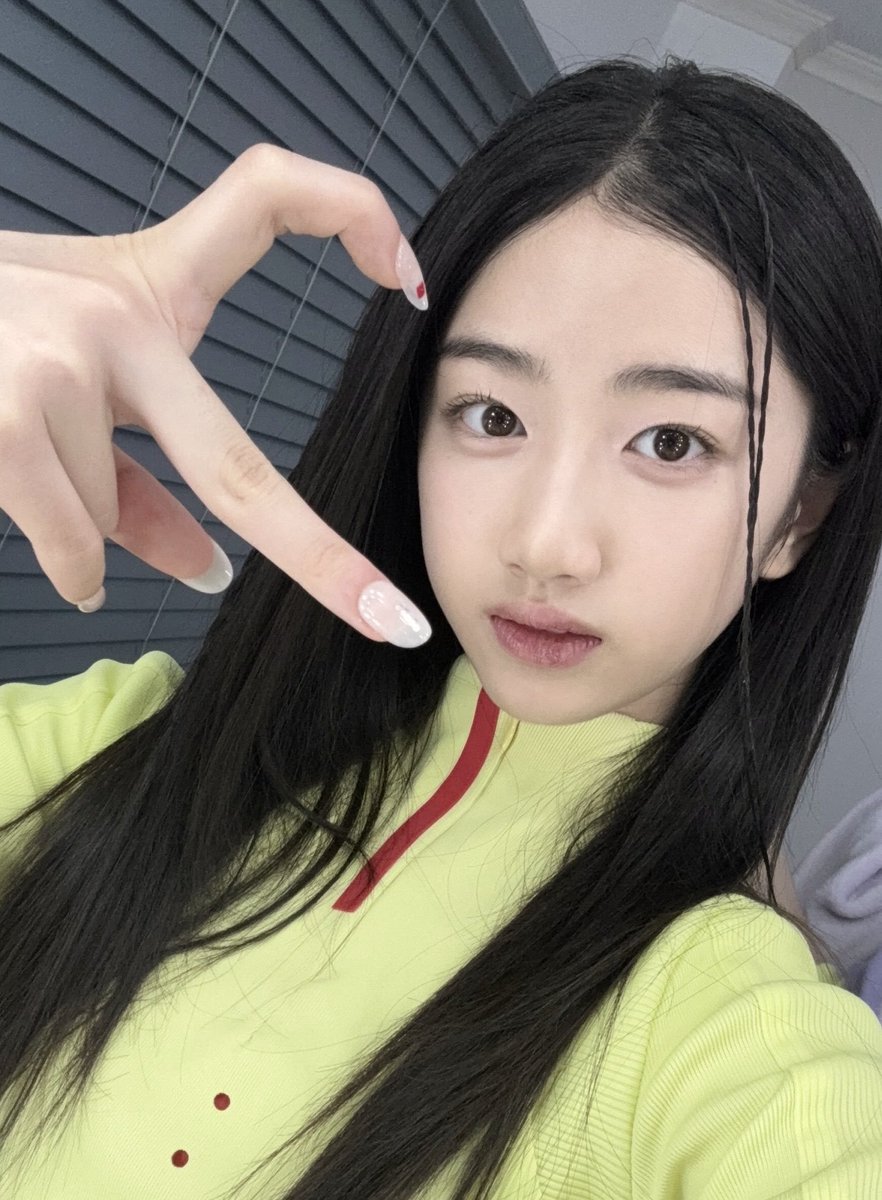 5t0knko's tweet photo. 이얼굴로  좋아하는거에  아이브< 3칸이나썻음... 친구들. 공주뉴진쓰(추정)  이라쓴거  ㅈㄴ코욥고 세대차이(....)느껴짐  좋아하는선배님  아이유sbn  하투하sbn 최애곡더체이���까지  씹씹잘알이라서 눈물흘름 https://t.co/tf4jForx1w