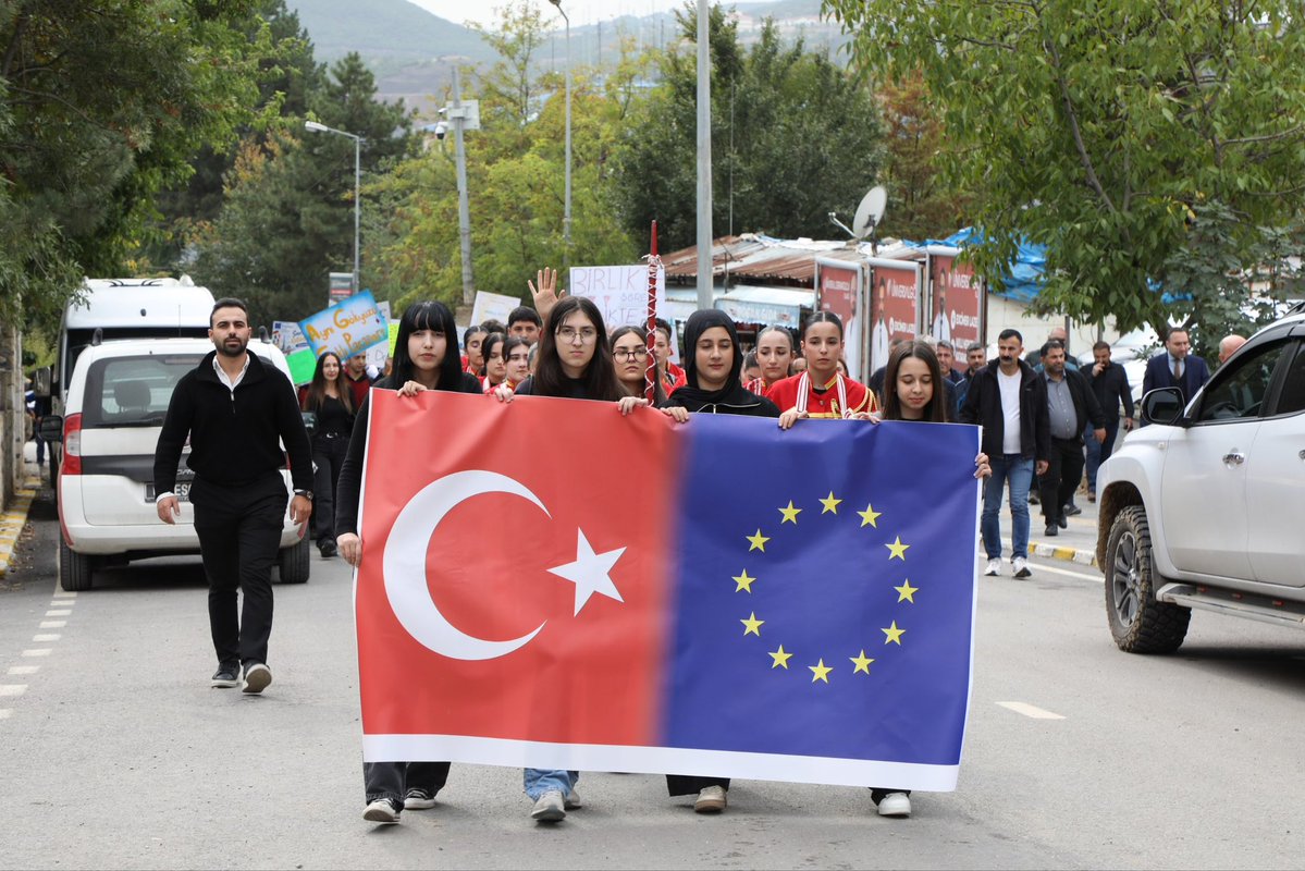Tunceli_MEM's tweet photo. 🇪🇺 ErasmusDays Gençlik Şöleni Tunceli'de Coşkuyla Gerçekleştirildi

12-17 Ekim tarihleri arasında düzenlenen ErasmusDays etkinlikleri kapsamında, ilimizde öğrencilerimizin yoğun katılımıyla Erasmus Days Gençlik Şöleni gerçekleştirildi.

Genç Ar-Ge ekibi tarafından organize edilen etkinlikte, Erasmus+ programının sunduğu fırsatlara dikkat çekmek ve gençler arasında uluslararası eğitim ile kültürel etkileşim konusunda farkındalık oluşturmak amacıyla bando eşliğinde yürüyüş düzenlendi.

200 öğrenci ve 30 öğretmenin katıldığı etkinlik, Atatürk Anadolu Lisesi spor salonunda devam etti. Halaylar ve farklı kültürlere ait oyunlarla renklenen şölende, Erasmus+ deneyimi yaşayan katılımcılarla gerçekleştirilen röportajlar aracılığıyla yurt dışı eğitim ve hareketlilik süreçlerine ilişkin deneyimler paylaşıldı.

Gençlerin Erasmus+ fırsatlarını yakından tanımasına, farklı kültürleri keşfetmesine ve kültürler arası dostluk bağlarının güçlenmesine katkı sunan şölen, renkli görüntülere sahne oldu.

#erasmusdays 

@tcmeb @Yusuf__Tekin @sefikaygol @BahameddinK