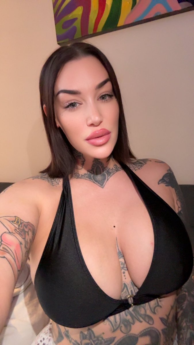 Annietaxo's tweet photo. Montréal my loves🖤 https://t.co/g0pgdqxcU3