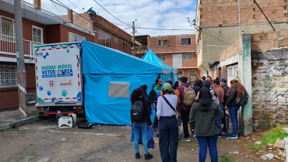 AnimalesBOG's tweet photo. 🐾💚 ¡Ya estamos en Villa Nueva, Kennedy, con nuestra jornada de ‘Barrio Animal’! Acércate al parque principal y accede a servicios gratuitos de esterilización, vacunación antirrábica y atención médico-veterinaria para perros y gatos. @AHLLAMAS @Alcaldiakennedy https://t.co/P5XscFsrHs