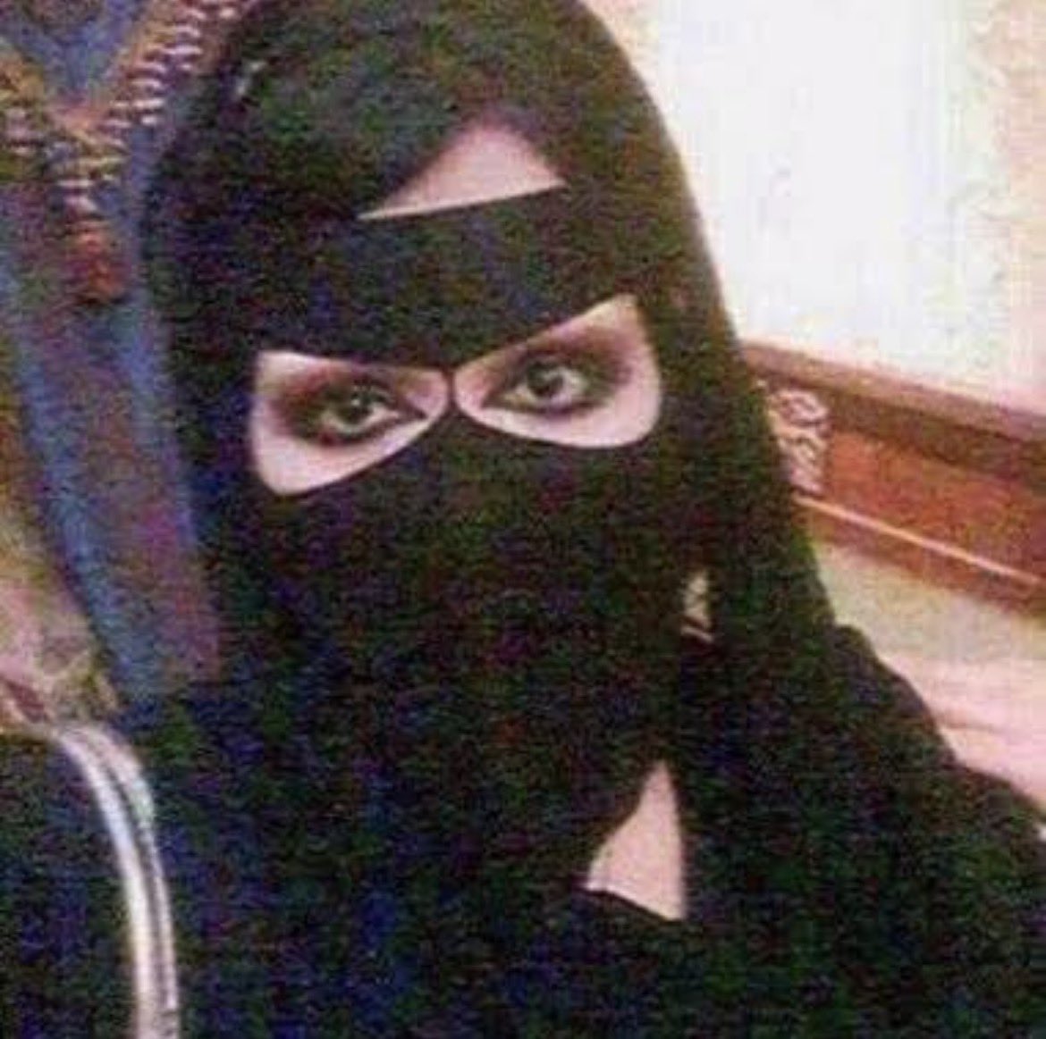 Huuec's tweet photo. سناريو انك عجيزي ولسانك زفر مع الكل و مبرطمه و مالك خلق و عصبيه لين اجي ارطقك  و اطفي محنة حرك و تجين الصاله مروقه تتقهوين و تضحك 😵‍💫😵‍💫🐫 https://t.co/ACyvkv644s