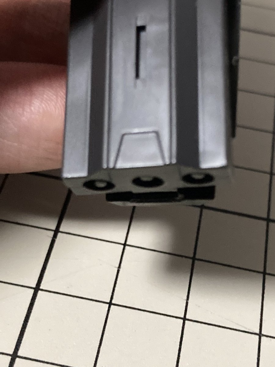 Odwure's tweet photo. ヴィダールのサーベルホルダー進捗

三本の『お飾り』刀身を分割して、それぞれ独立した刀身にした。
摩擦になるよう切れ込みを入れたランナーを内部にセットしたら逆さでも落ちない程度のグリップ力になったのでよし https://t.co/vrCEzycj9n