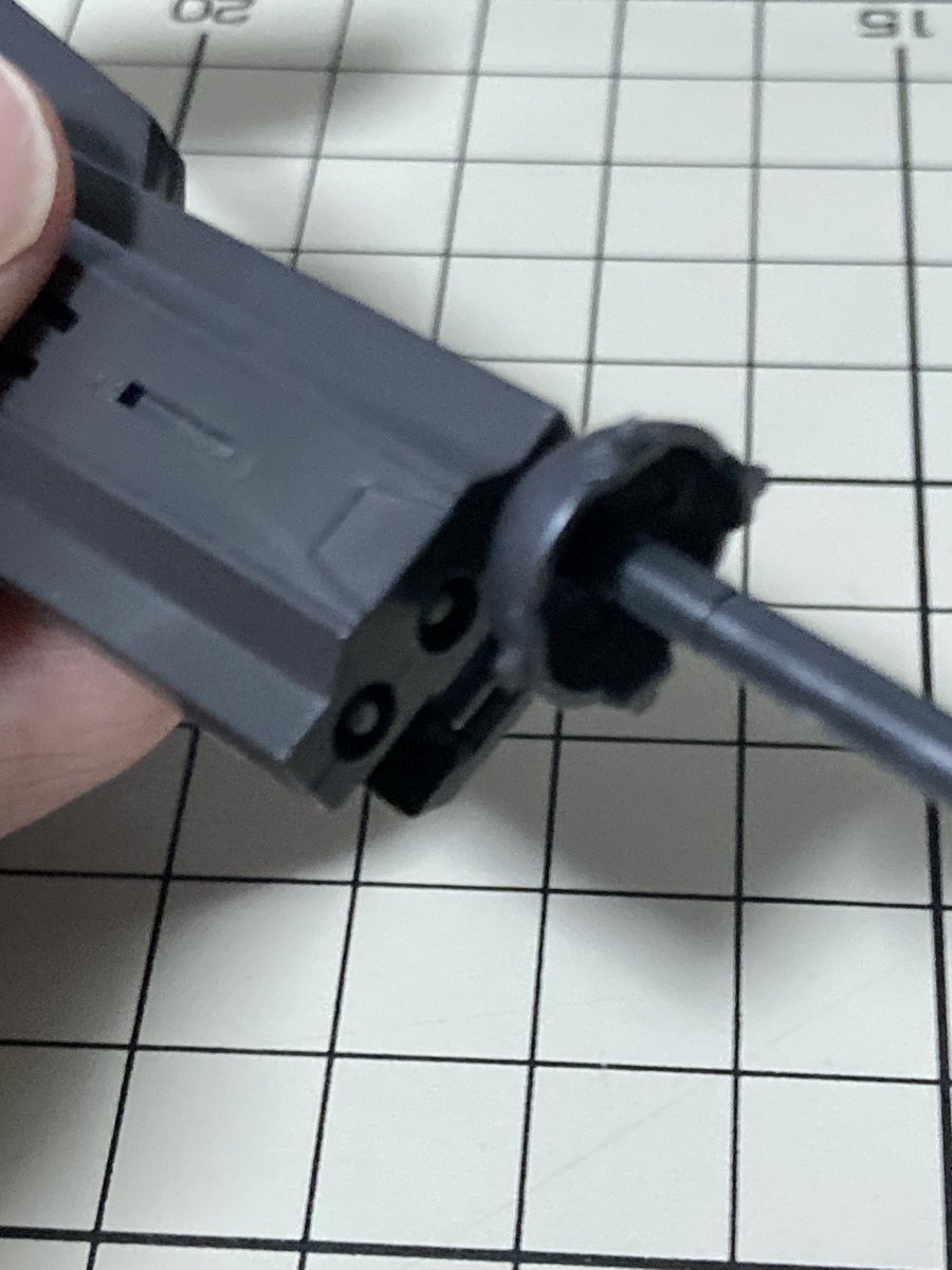Odwure's tweet photo. ヴィダールのサーベルホルダー進捗

三本の『お飾り』刀身を分割して、それぞれ独立した刀身にした。
摩擦になるよう切れ込みを入れたランナーを内部にセットしたら逆さでも落ちない程度のグリップ力になったのでよし https://t.co/vrCEzycj9n