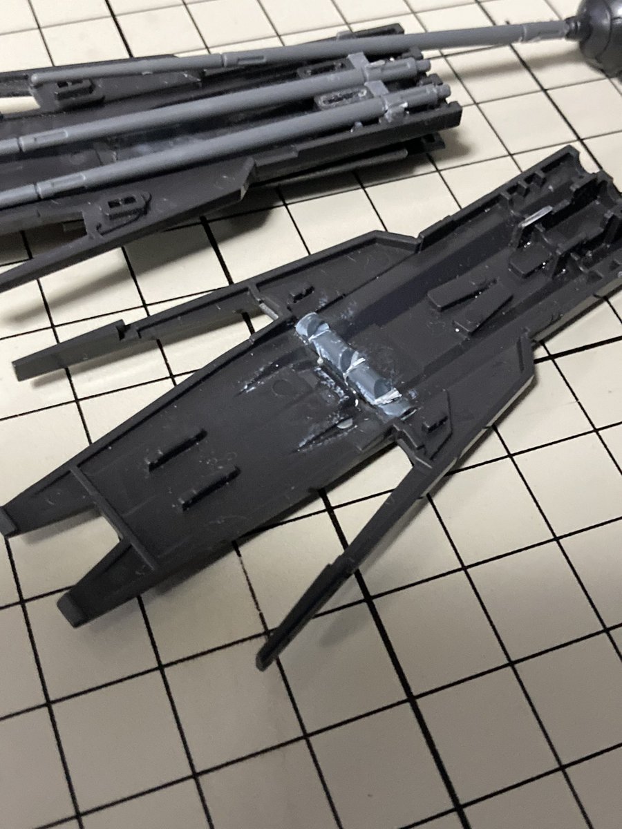 Odwure's tweet photo. ヴィダールのサーベルホルダー進捗

三本の『お飾り』刀身を分割して、それぞれ独立した刀身にした。
摩擦になるよう切れ込みを入れたランナーを内部にセットしたら逆さでも落ちない程度のグリップ力になったのでよし https://t.co/vrCEzycj9n