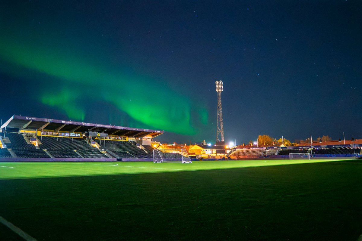 ActuFoot_'s tweet photo. 🚨 DES AURORES BORÉALES ILLUMINENT LE CIEL AU-DESSUS DU STADE DE BODØ/GLIMT ! 🇳🇴🌌

Les magnifiques photos partagées par le club norvégien. 😍💛🖤

📸 @Glimt https://t.co/CBrj41TZXB