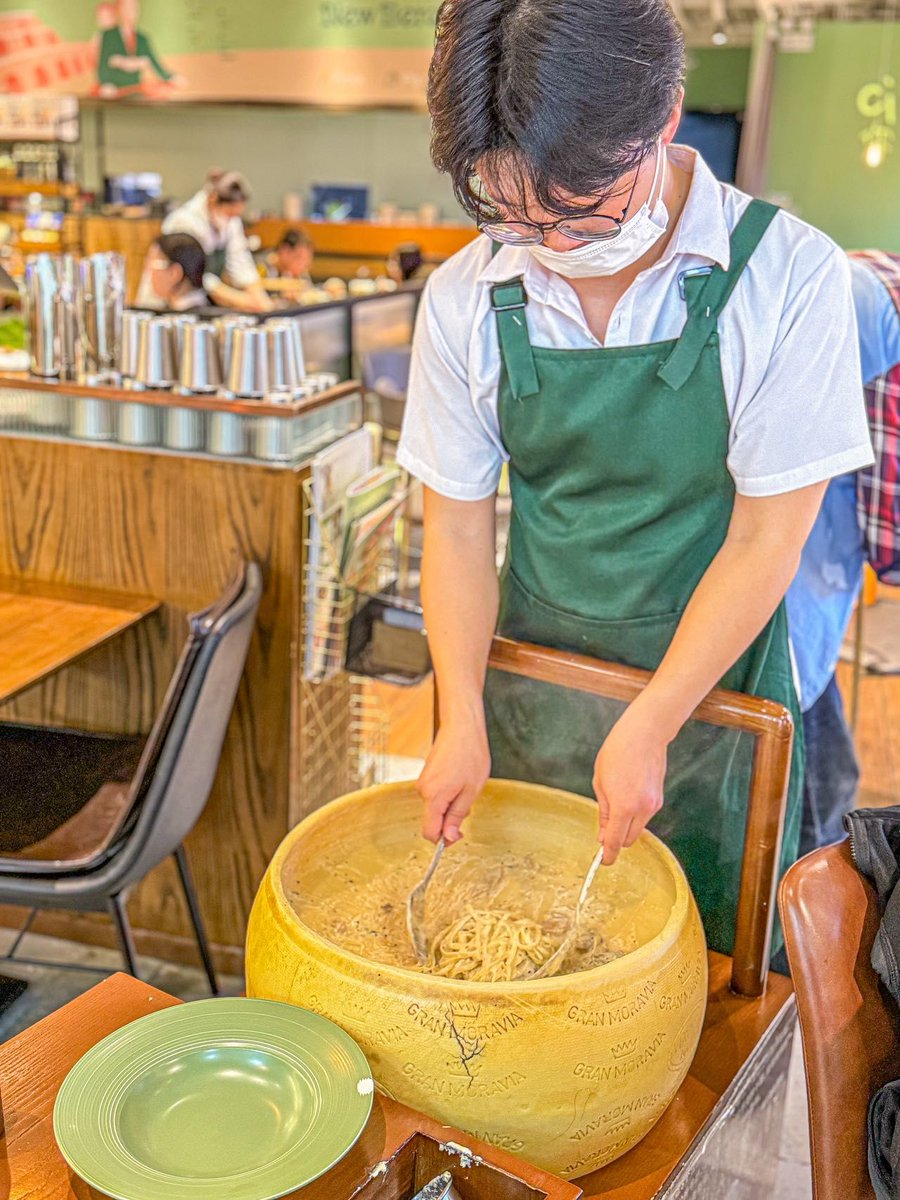 AlyssaBradknqh's tweet photo. [今日巷の茶屋で、年季の入ったそば職人さんが、注文を受けてから麺を打ち始めた！手際の良さに思わず見入っちゃったよ。これから美味しいそばをいただくぞ！] https://t.co/yH7Oj5FJp6