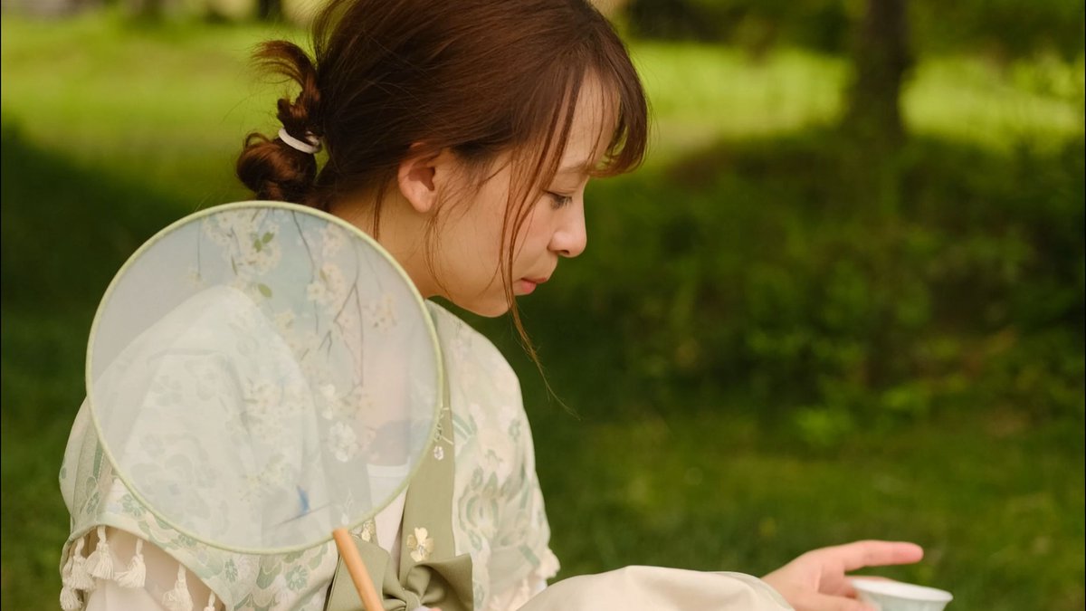 AlexandraCoyejc's tweet photo. [頭を垂れた幽芬が、茶を啜りながらほのかな香りを楽しむ]， https://t.co/gbyfNUWaDf