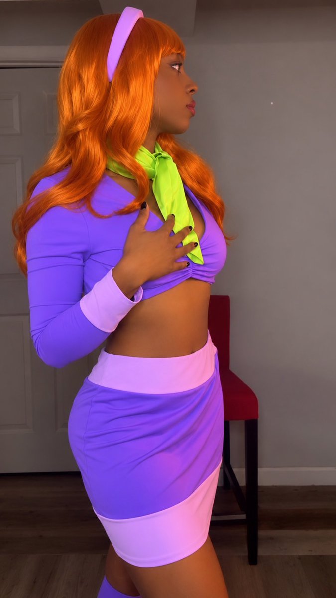 Chello_cosplays's tweet photo. Daphne Blake from Scooby-doo! 💜💚
Been meaning to do this for a while but wanted to wait until i felt more confident in my body. The full cosplay is now available on patreon (link in bio) 🙂.
#scoobydoo #daphneblake #velma #cosplay #cosplayers #daphnecosplay #cartoonnetwork https://t.co/rnC746ypcs