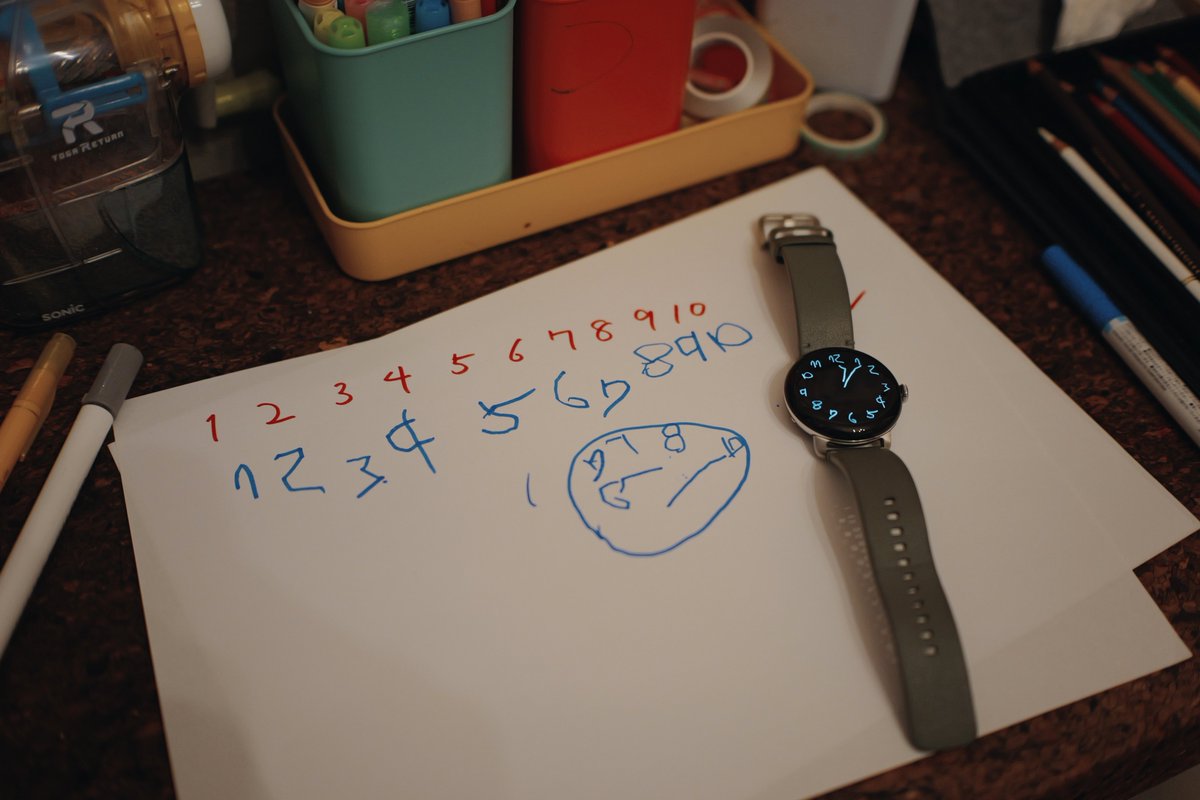 takenokopapa's tweet photo. 娘が数字を書く練習を始めたので、時計用に数字と針を書いてもらってスマートウォッチの文字盤作った。
ちゃんと動く激烈可愛い腕時計が爆誕。 https://t.co/hSFbLY1SrL