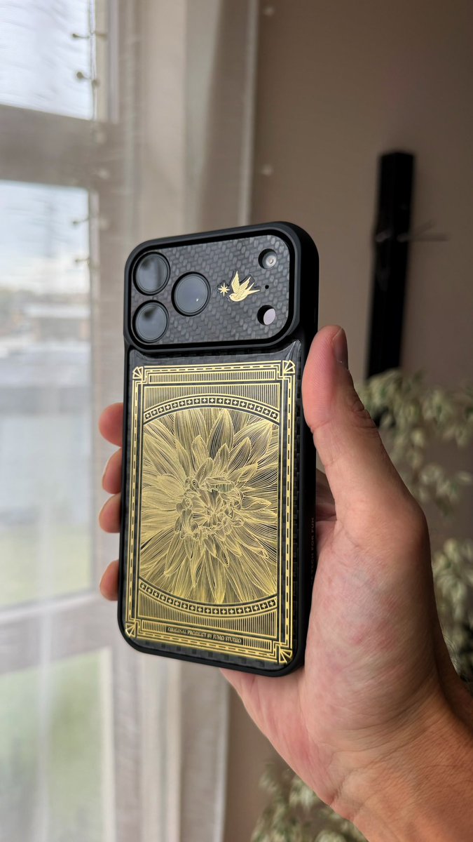 AppleBloggerUX's tweet photo. New iPhone 18 Pro Max with carbon case https://t.co/pMDq6kueXY