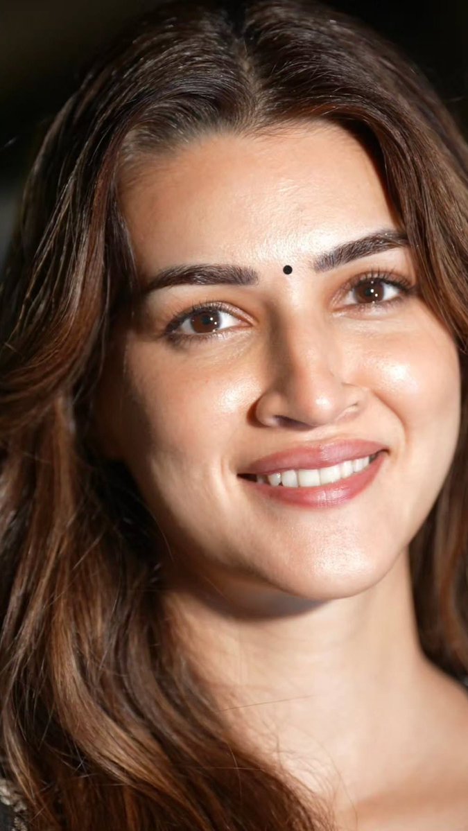 ActressFACECARD's tweet photo. Kriti Sanon and that beautiful smile! 😍❤️ 
The little bindi and those gorgeous close-up shots make her look even more stunning. ✨

#KritiSanon #ActressFACECARD https://t.co/vkAYGqsRRv