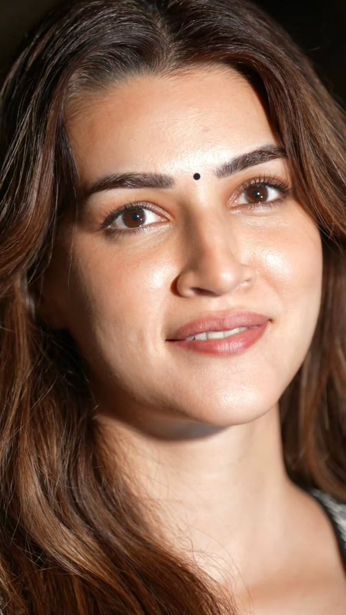 ActressFACECARD's tweet photo. Kriti Sanon and that beautiful smile! 😍❤️ 
The little bindi and those gorgeous close-up shots make her look even more stunning. ✨

#KritiSanon #ActressFACECARD https://t.co/vkAYGqsRRv