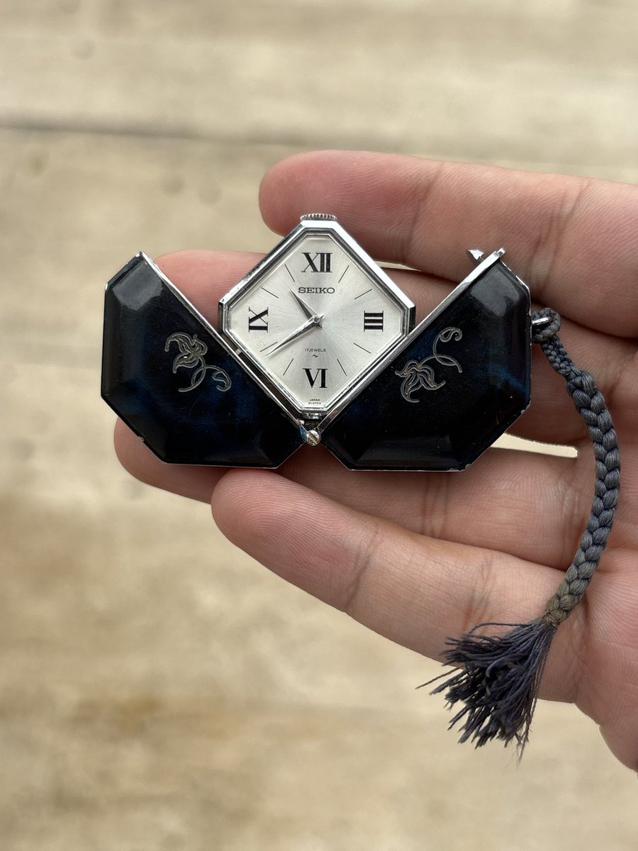 rroseselavy11's tweet photo. Koleksiyonumun ender saatlerinden: 1961, urushi lakeli kasalı, kapaklı Seiko kimono saati.

Saatin püskülü kimono kemerinin(obi) içine kolayca sokulabilsin diye elle örülmüş ve saate toz girmesin diye de kasa özel kapaklı ve urushi lakeli işçilikle yapılmıştır, mekanizma tarafındaysa klasik bir 21 numaralı Seiko cep saati kurmalı mekanizması kullanılmıştır. 

Diğer yandan bence ilginçtir, bu tip kapaklı edisyonlara yaygın şekilde Momotaro da derler ki bu da aslen eski bir Japon anlatısına dayanır: 

Büyük bir şeftalinin içinden çıkan bir çocuk, büyüdüğünde yaratıklarla mücadele eder ki Japon edebiyatında da epey yeri vardır, bu yüzden adı da Şeftali Çocuk anlamında Momotaro’dur. 

Burada sanıyorum şeftaliden çıkan çocukla gizli kapaklı bir kasanın içinden çıkan saatle bir alegori kurulmuştur. Ondan bu edisyonlara da Momotaro denmiştir. Bence güzel ve tatlı bir hikaye olduğundan bunu da ekleyeyim istedim.🙌