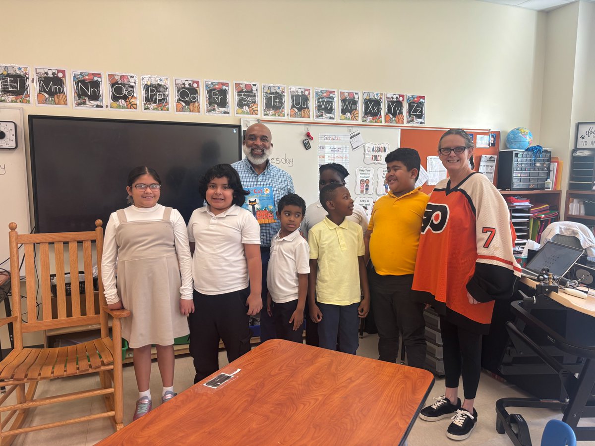 CMSboard's tweet photo. Thank you to Esperanza Global Academy for inviting Board Chair Rankin this morning to read with students! Connecting directly with our scholars and dedicated teachers is always a highlight for our Board. #CMSProud https://t.co/TIvPoHA4zZ