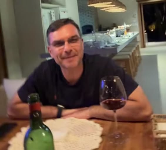 orlandoguerreir's tweet photo. A CARONA QUE TINHA SENHA DE BANCO
Flávio Bolsonaro disse que pegou uma carona no jatinho ligado ao banqueiro Daniel Vorcaro. Uma gentileza entre amigos. Quase um Uber, só que com offshore.
Agora, segundo O Globo, a Polícia Federal descobriu que Flávio figurava como “usuário master” de uma conta bancária da Alcazar Holdings, empresa do generoso amigo Willer Tomaz, dona de um terço da sociedade proprietária do avião.
Usuário master. Não passageiro eventual. Não milhas acumuladas. Acesso privilegiado à estrutura bancária.
A defesa afirma que a vinculação era indevida. Curiosamente, o banco confirmou sua exclusão em maio de 2025, após a deflagração da operação contra as fraudes no INSS.
Isso não prova crime nem sociedade oculta, mas exige respostas.
Quem autorizou o acesso? Para quê? Houve movimentações?
Enquanto isso, surgem registros de outras viagens luxuosas, com familiares, entre Europa, África e Estados Unidos.
O Brasil merece explicações. Afinal, carona é quando um amigo oferece um assento. Quando seu nome aparece no gerenciamento da conta bancária da empresa dona do avião, a amizade já merece auditoria.
– Julio Benchimol Pinto