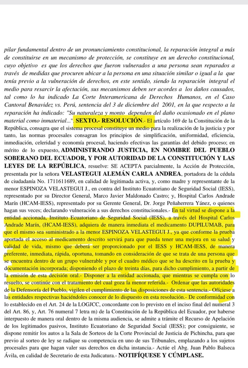 CarlaMaldonadoP's tweet photo. La Justicia ordenó que el HCAM compre un medicamento, pero hasta hoy no lo hace

Juliana Espinoza tiene dermatitis atópica severa desde los 11 años (2020), una enfermedad genética, crónica e inflamatoria de la piel. Le causa picazón intenso, dolor, insomnio e infecciones recurrentes, además de un impacto en su salud emocional. Todo esto le impide tener una vida normal, ha sufrido discriminación escolar porque sus compañeros creían que su enfermedad era contagiosa. También aislamiento social, aún así se graduó de bachiller y sueña con ser piloto comercial, dice su madre Carla Velástegui.

Desde 2024,  la trataron con ciclosporina, un inmunosupresor que tiene efectos adversos si se usa de manera prolongada. Además, con  corticiodes tópicos y orales. En noviembre de 2025 fue hospitalizada por la bacteria estafiloco dorado, que ingresó a su cuerpo por su piel. En las personas sanas esta bacteria es inofensiva, pero en pacientes con dermatitis atópica, como la de Juliana, empeora su condición y pone en peligro su vida.

La médica dermatóloga del @HCAM_IESS Hospital Carlos Andrade Marín (HCAM), responsable del tratamiento de Juliana, determinó que era candidata para recibir terapia biológica con el medicamento dupilumab, que no está incluido en el Cuadro Nacional de Medicamentos Básicos de Ecuador. ¿Por qué?  La gravedad de su dermatitis y el deterioro de su calidad de vida.

Según la especialista, este tratamiento podía representar una oportunidad decisiva para mejorar su condición, con una expectativa de hasta el 90 % de mejoría. Juliana tendría la posibilidad de recuperar su bienestar y calidad de vida.

La dermatóloga solicitó al HCAM que gestione su compra. Como no está en el Cuadro Nacional de Medicamentos Básicos, su costo con proveedores especializados es de $3.100, un valor que Carla Velástegui no tiene, por lo que su hija Juliana depende del tratamiento del hospital del IESS.

La madre de Juliana judicializó el caso, debido a la imposibilidad de conseguir el medicamento con el procedimiento administrativo en el HCAM. Presentó una acción de protección a la Unidad Judicial de Violencia contra la Mujer y la Familia de Quito contra el IESS, su director Marco Maldonado Castro, y el HCAM y su gerente general de entonces, Jorge Peñaherrera Yánez.

Velástegui ganó el juicio y la sentencia, número 17571-2026-00112 , ordena al IESS y HCAM garantizar el tratamiento continuo de Juliana Espinoza. @CJudicaturaEc

El hospital tuvo un plazo de 30 días para comprar ese medicamento, mientras que la @DEFENSORIAEC tiene que vigilar ese cumplimiento. El IESS apeló a la Corte Provincial de Justicia de Pichincha.

Pero ese plazo venció hace seis meses. El HCAM no ha comprado nada, ni siquiera por la orden judicial. En estos seis meses ni el IESS ni el HCAM han respondido a la madre de Juliana.

Carla Velástegui, además, abrió una campaña en GoFundMe para comprar el medicamento que su hija necesita porque es muy costoso, pero no funcionó. Contactó a organizaciones y fundaciones internacionales, pero esos programas de ayuda no están disponibles para personas que viven en Ecuador.

El 1 de octubre de 2026, Carla Velástegui, la madre de Juliana, le envió una carta al presidente @DanielNoboaOk para pedirle una revisión urgente del caso. También le solicita que el @Salud_Ec , el @IESSec , el HCAM le informen sobre la situación actual del proceso de compra del medicamento dupilumab; las acciones que han hecho para cumplir con la sentencia; el plazo previsto para garantizar el tratamiento de su hija; y las medidas para asegurar la continuidad del tratamiento.

  Medicamentos IESS

▪︎El IESS tiene cinco acciones de incumplimiento resueltos por la C C. Carmen del Pilar Espinoza , murió el 27 de agosto de 2021, antes de recibir los medicamentos, para mieloma múltiple. Tiene sentencia colectiva por 69 medicamentos.