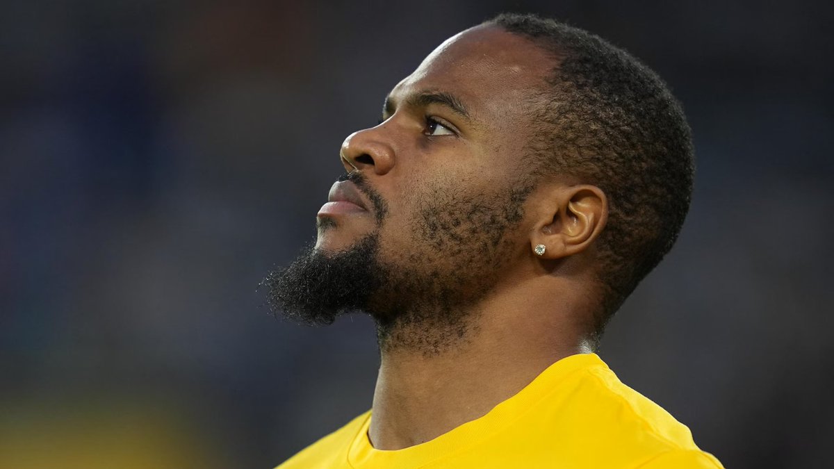 PackersMxicanos's tweet photo. Micah Parsons, en su podcast The Edge:

“La principal duda que tiene la gente sobre mí es: ‘Oye, ¿por qué no has regresado todavía?’. Si el Super Bowl fuera esta semana, estaría jugando. Pero quiero asegurarme de que todos los detalles estén en orden antes de volver.

Lo que muchos no entienden es que no se trata únicamente del LCA, sino de entender por qué ocurrió la lesión y qué partes del cuerpo estaban débiles. Todo está conectado, es como una cadena. De hecho, se ha visto que volver demasiado pronto de una lesión del LCA puede provocar lesiones por compensación en la otra pierna.

Por eso, vamos a asegurarnos de que todo esté bien antes de regresar. Porque, al final, ¿de qué serviría volver durante cuatro semanas y que, de repente, empiece a molestarme la ingle?”.