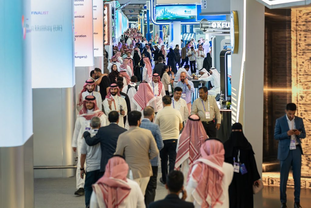 999saudsalman's tweet photo. At the 25th WPC Energy Congress in Riyadh, an emergency alert warning was issued.

Despite that, proceedings continued uninterrupted, with Saudi attendees and international guests alike remaining in place without a sign of hesitation.

Riyadh brings us together 🇸🇦 https://t.co/JbSOsSOas1
