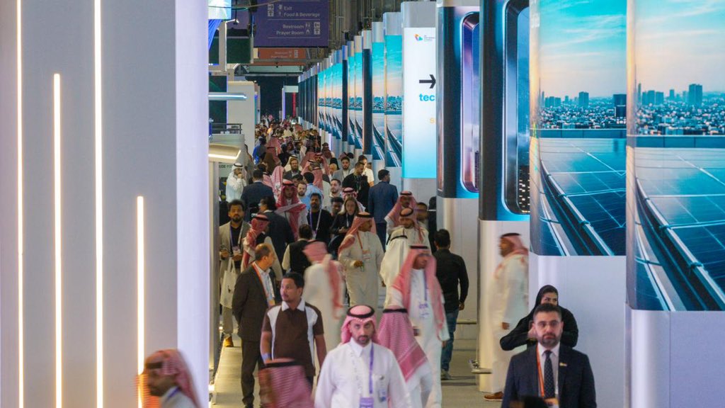 999saudsalman's tweet photo. At the 25th WPC Energy Congress in Riyadh, an emergency alert warning was issued.

Despite that, proceedings continued uninterrupted, with Saudi attendees and international guests alike remaining in place without a sign of hesitation.

Riyadh brings us together 🇸🇦 https://t.co/JbSOsSOas1