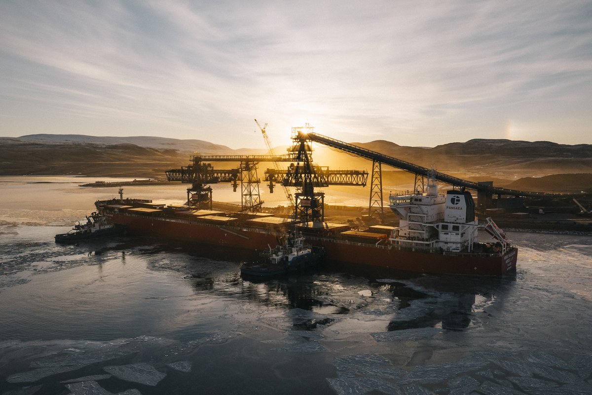 BaffinlandIron's tweet photo. We’re pleased to share that we have brought another safe and successful shipping season to a close. The final convoy left Milne Port on October 10, 2026, at 6:30 pm.

This year, we safely loaded 48 ore-carrying vessels, including 4 Capesize and 8 Baby Capesize ships. These Capesize ships are more than twice the size of our other carriers, which allow us to move more cargo with fewer ships, fewer transits and lower CO2 emissions.

As in previous years, we implemented strict adaptive mitigation measures, including delaying the start of the shipping season until icebreaking was no longer required, vessels travelled in convoys, when possible, to reduce overall underwater sound, and ships continued to limit their speeds to an industry leading 9 knots. These measures were reached in direct response to ongoing consultation with Inuit and in full compliance with our commitments.

As in years past, this shipping season also included several monitoring programs including the Marine Mammal Aerial Survey Program (MMASP) and the Rocky Reef and Aquatic Invasive Species and Non-Indigenous Species (AISNIS) Program.

Thank you to all Baffinland team members who worked diligently to make this year’s shipping season a success!

ᖁᕕᐊᓱᒃᑐᒍᑦ ᑐᓴᖃᑎᒌᒍᑎᖃᕆᐊᒃᓴᖅ ᐱᔭᕇᖅᐸᓪᓕᐊᓕᕐᓂᑦᑎᓐᓂᒃ ᐊᑦᑕᕐᓇᙱᑦᑐᒃᑯᑦ ᐊᒻᒪ ᑲᔪᓯᓂᖃᑦᑎᐊᖅᑐᒃᑯᑦ ᐅᒥᐊᕐᔪᐊᖃᕐᓇᒥᒃ ᒪᑐᕙᓪᓕᐊᓕᖅᖢᓂ. ᑭᖑᓪᓕᖅᐹᑦ ᐅᒥᐊᕐᔪᐊᑦ ᑭᖑᓕᕇᑦᑎᐊᖑᓪᓗᑎᒃ ᐊᑕᐅᑦᑎᒃᑰᖅᑐᑦ ᐊᐅᓪᓚᓚᐅᖅᑐᑦ ᕿᙳᐊᓂ ᑐᓚᒃᑕᕐᑯᖕᒥ ᐅᑐᐃᕆ 10, 2026-ᒥ, 6:30. 

ᑕᒪᑐᒪᓂ ᐊᕐᕌᒍᒥ, ᐊᑦᑕᕐᓇᙱᑦᑐᒃᑯᑦ ᐅᓯᓕᖅᓱᐃᓯᒪᓕᖅᑐᒍᑦ 48-ᓂᒃ ᓴᕕᒃᓴᓂ-ᐅᓯᔪᒃᓴᓂᒃ ᐅᒥᐊᕐᔪᐊᓂ, ᐃᓚᐅᓪᓗᑎᒃ 4 ᐊᖏᔪᕐᔪᐊᑦ ᐅᒥᐊᕐᔪᐊᓂᒃ ᐊᒻᒪ 8 ᒥᑭᓐᓂᖅᓵᕐᔪᒃ ᐊᖏᔪᕐᔪᐊᓂᑦ ᐅᒥᐊᕐᔪᐊᓂᒃ. ᑖᒃᑯᐊ ᐊᖏᔪᕐᔪᐊᑦ ᐅᒥᐊᕐᔪᐊᑦ ᐅᖓᑖᓂ ᒪᕐᕈᐊᖅᑎᓪᓗᐊᖅ ᐊᖏᓂᖅᓴᐅᒧᑦ ᐊᓯᖏᓐᓂ ᐅᒥᐊᕐᔪᐊᖑᔪᓂᑦ, ᐊᐅᓪᓚᖅᑎᑦᑎᔪᓐᓇᖅᖢᑕ ᐊᖏᓂᖅᓴᓂᒃ ᐅᓯᓗᑎᒃ ᐅᓄᖅᑐᐃᙱᓐᓂᖅᓴᐅᓗᑎᒃ ᐅᒥᐊᕐᔪᐊᑦ, ᐃᖏᕐᕋᔭᓗᐊᙱᓐᓂᖅᓴᐅᓪᓗᑎᒃ ᐊᒻᒪ ᐱᓗᐊᙱᓐᓂᖅᓴᐅᓪᓗᑎᒃ ᐸᐅᒃᓴᓂᒃ ᐃᓯᐊᕿᓃᑦ. 

ᐊᕐᕌᒎᓯᒪᔪᓂ, ᐊᑐᓕᖅᑎᑦᑎᓯᒪᔪᒍᑦ ᒪᓕᒃᑕᐅᔭᕆᐊᖃᓪᓚᕆᒃᑐᓂᒃ ᐋᖅᑭᒡᕕᖃᐃᓐᓇᖅᑐᒥᒃ ᐸᓚᐅᒪᑎᑦᑎᓇᓲᑎᓂᒃ, ᐃᓚᐅᓪᓗᑎᒃ ᑭᖑᕙᕆᐊᖅᓯᒪᓂᖓ ᐱᒋᐊᕐᕕᖓ ᐅᒥᐊᕐᔪᐊᖃᕐᓇᐅᑦ ᑭᓯᐊᓂ ᓯᑯᓂᒃ ᐊᔭᐅᖅᑐᐃᓃᑦ ᐊᑐᖅᑕᐅᔭᕆᐊᖃᕈᓐᓃᕈᑎᒃ, ᐅᒥᐊᕐᔪᐊᑦ ᐃᖏᕐᕋᓗᑎᒃ  ᐅᒥᐊᕐᔪᐊᑦ ᑭᖑᓕᕇᑦᑎᐊᖑᓪᓗᑎᒃ ᐊᑕᐅᑦᑎᒃᑰᖅᑐᑦ, ᐊᔪᕐᓇᙱᒃᑳᖓᑦ, ᐱᓗᐊᖁᙱᖢᒋᑦ ᑕᒪᐃᓐᓄᓕᒫᖅ ᐃᒫᓂ ᓂᐱᖃᖅᑐᑦ, ᐊᒻᒪ ᐅᒥᐊᕐᔪᐊᑦ ᑭᒡᓕᓕᖅᓯᓯᒪᐃᓐᓇᖅᑐᑦ ᓱᒃᑲᓕᓂᖏᓐᓂᒃ ᓴᓇᕝᕕᐅᔪᒥ ᐊᑐᖅᑕᐅᓪᓗᐊᑕᖅᑐᒥ 9 ᓈᓐᑦ. ᑕᒪᒃᑯᐊ ᐱᓕᕆᔾᔪᓰᑦ ᑎᑭᐅᑎᓯᒪᔪᑦ ᑭᐅᔭᐅᓪᓚᑦᑖᕋᓱᒃᖢᑎᒃ ᑐᓴᕋᓱᐊᕐᕕᐅᖏᓐᓇᖃᑦᑕᖅᑎᓪᓗᒋᑦ ᐃᓄᐃᑦ ᐊᒻᒪ ᐊᑕᖏᕐᓗᒋᑦ ᒪᓕᖁᓪᓗᒋᑦ ᐱᓂᐊᕐᓂᕋᕈᑎᑦᑎᓐᓂᒃ. 

ᐊᕐᕌᒎᓯᒪᔪᓂ, ᐅᒥᐊᕐᔪᐊᖃᖃᑦᑕᕐᓂᖅ ᐱᖃᓯᐅᔾᔨᓯᒪᔪᖅ ᐊᒥᓱᒐᓚᖕᓂᒃ ᖃᐅᔨᓴᖅᐸᓪᓕᐊᖏᓐᓇᕐᓂᕐᒧᑦ ᐱᓕᕆᐊᓂᒃ ᐃᓚᐅᓪᓗᑎᒃ ᑕᕆᐅᒥᑦ ᐳᐃᔩᑦ ᖃᖓᑕᓲᒃᑯᑦ ᖃᐅᔨᓴᕐᓃᑦ ᐱᓕᕆᐊᓂᒃ (MMASP) ᐊᒻᒪ ᐃᑲᕐᕈᙳᖅᑎᑕᐅᔪᑦ, ᐃᒫᓂᓗ ᑎᑭᑉᐸᒃᑐᑦ ᐆᒪᔪᕋᓛᑦ (AIS) / ᑕᒫᓂᕐᒥᐅᑕᐅᙱᑦᑐᑦ ᐆᒪᔪᓄᑦ (NIS) ᐱᓕᕆᐊᓂᒃ. 

ᖁᔭᓐᓇᒦᖅᑕᐃᓐᓈᓗᒃᐳᑦ ᐃᓘᓐᓇᑎᒃ ᐹᕙᓐᓛᓐᑯᓐᓂᑦ ᐱᓕᕆᖃᑎᒌᓄᑦ ᐃᓚᒋᔭᐅᔪᑦ ᐱᓕᕆᑦᑎᐊᖏᓐᓇᕐᓂᖏᓐᓄᑦ ᑕᒪᑐᒪᓂ ᐊᕐᕌᒍᒥ ᐅᒥᐊᕐᔪᐊᖃᕐᓇᖅ ᑲᔪᓯᓂᖃᑦᑎᐊᖁᓪᓗᒍ!

#Baffinland #MaryRiverProject #NorthBaffin #ArcticEnvironment #MarineMonitoring #Nunavut #Mining