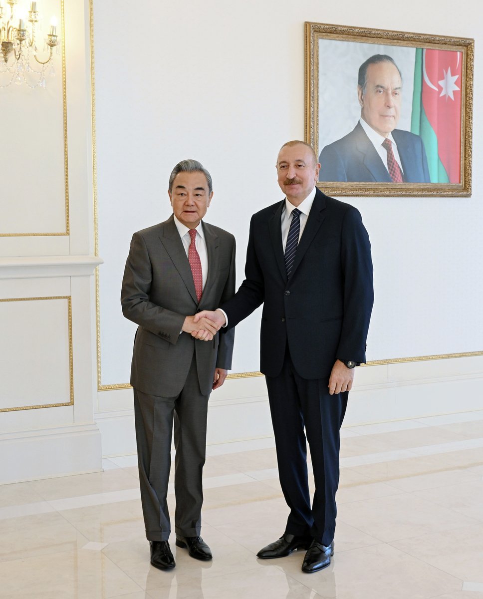 azpresident's tweet photo. Prezident İlham Əliyev Çin Kommunist Partiyası Mərkəzi Komitəsinin Siyasi Bürosunun üzvünü qəbul edib.

https://t.co/6MqAnltp4K https://t.co/015s39oE1Y