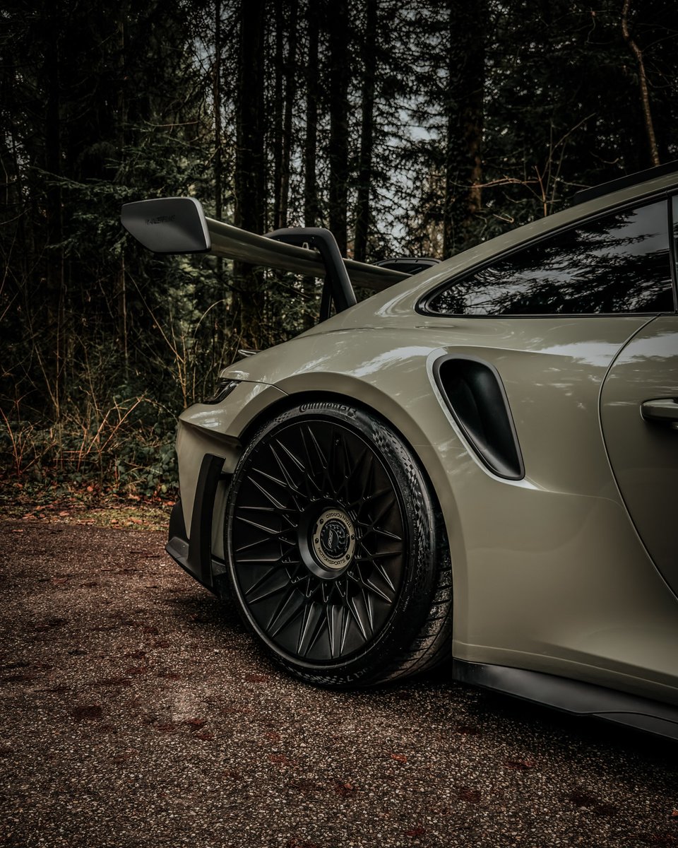 ApexDistrictX's tweet photo. GT3 RS (992) fitted with custom bespoke Titan Forged Wheels. https://t.co/V9a2EI53Rm