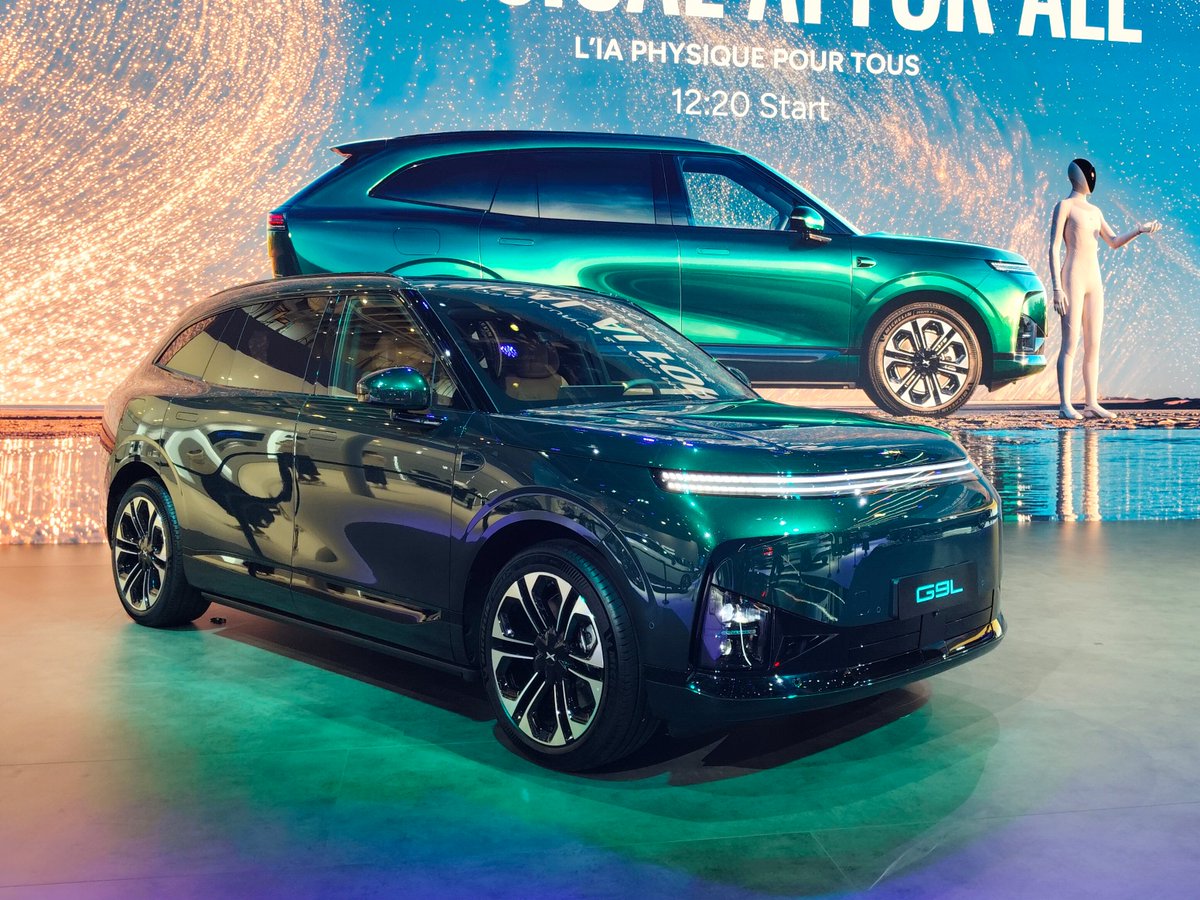 raztubyl's tweet photo. Čínské automobilky se dostaly do zvláštní fáze. Už nekopírují Západ, ale sebe navzájem. Dobře to je vidět na velkých „prémiových“ SUV, kterých bylo v Paříži asi sedm. Zvenku se ještě rozeznat dají, ale interiéry jsou prostě totožné.

Všechny mají identicky vypadající software postavený na Androidu, se stejným rozložením i funkcemi. Úplně stejně řešenou palubku a středovou konzoli a stejnou výbavu. Druhá i třetí řada mají doslova totožné sedačky s identickými tlačítky a funkcemi, a všechny mají podobnou stropní obrazovku (jen Aito má projektor). Všechny mají identickou lednici se stejným rozsahem teplot a do všech aut se leze přes stejně blbě fungující automatické dveře.

Pár jsem jich dříve projel a skoro stejné jsou i pohony a jízdní vlastnosti. Je prostě vidět, že jsou to auta udělaná komisí dle tabulek, za co nejkratší dobu a s díly od stejných dodavatelů. Rozdíly jsou mezi nimi menší než třeba u modelů Stellantisu, který tak rádi kritizujeme.

Platí to i v jiných třídách, a to mám na mysli čínské vozy automobilek, co nemají žádné vzájemné vazby. Většinou mají impresivní techniku, ale něco jako charakter nebo originalita naprosto neexistuje. Pro úspěch to ale stačí, protože se také nakupují podle tabulkových údajů.

Vidíme to i na spalovacích čínských SUV, která už odmítám brát do časáku na testy. Projeli jsme jich mnoho a stačí popsat jedno, u dalších už je to jen plýtvání slovy.