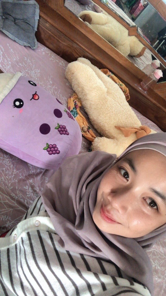weniprg's tweet photo. Baru sadar kalo bajunya samaaaan:(( beda jilbab doang https://t.co/GmvutdWUGF