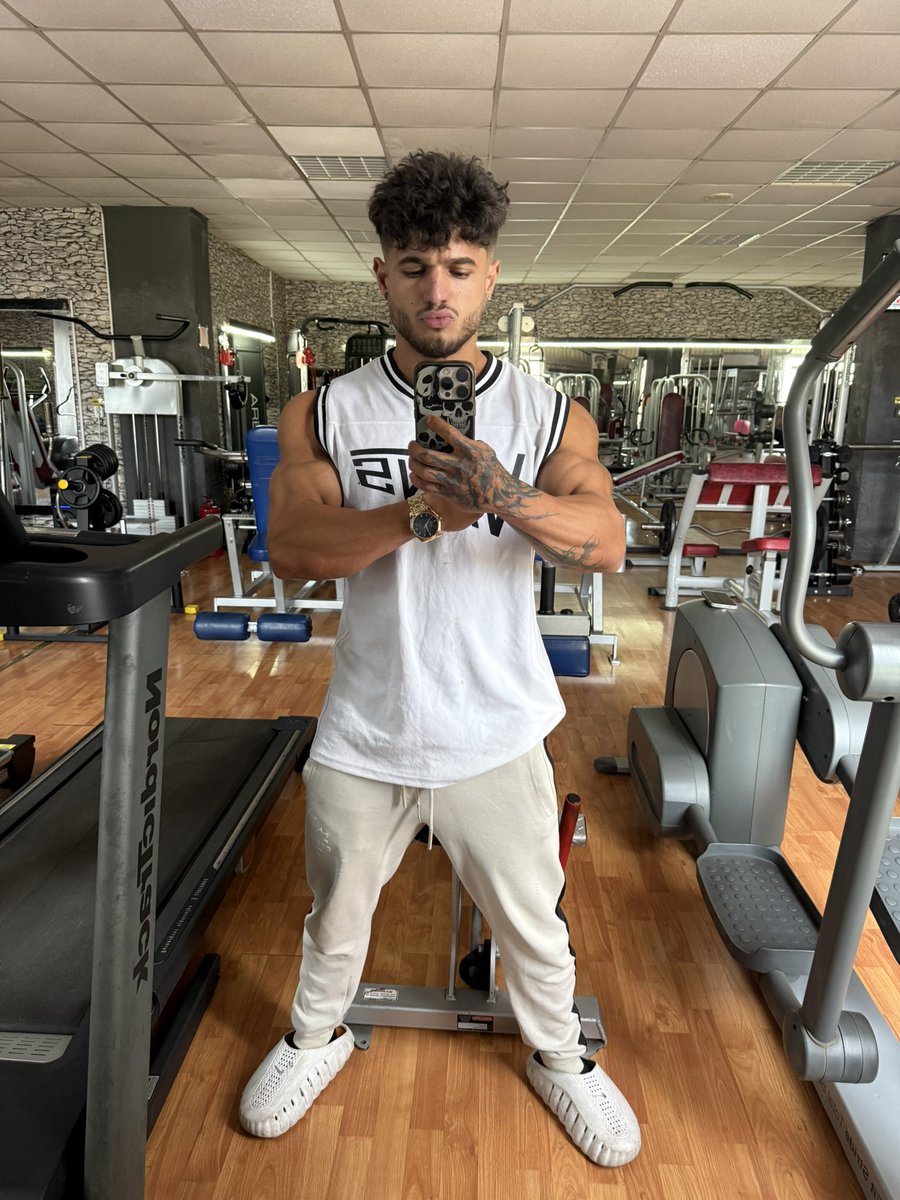 AlphaVioBlack's tweet photo. alpha god Vio Black i only care about gym and money , worship me with your cash sub https://t.co/7tL2sNSiiJ