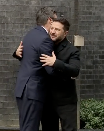 danwootton's tweet photo. New Prime Minister, but we're still welcoming this crook to the UK with a loving hug (and obligatory Piers Morgan interview).
STOP THIS NOW.
WE CAN'T AFFORD IT.
DEFEND OUR OWN BORDERS.
ENOUGH. https://t.co/F3S92hXbHq