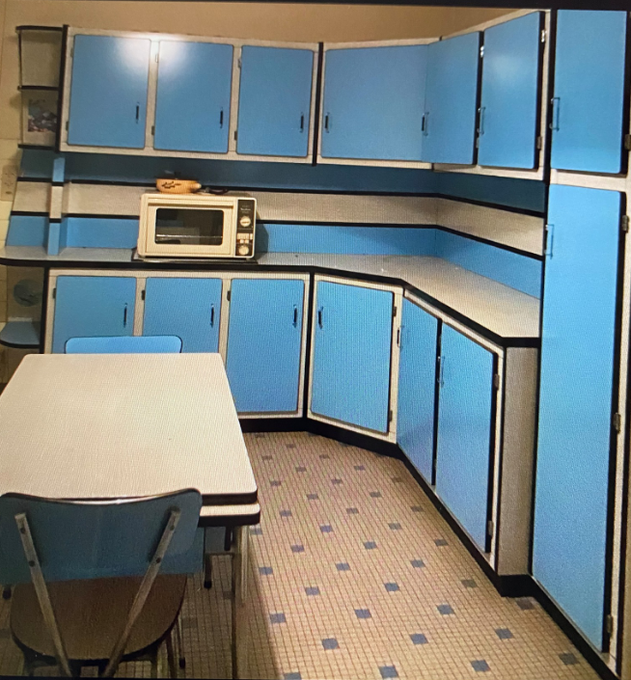 ThierryTout's tweet photo. LA FRANCE DES ANNÉES 1950-1970 🇫🇷
Avez-vous connu la cuisine en Formica ?
Elle était l'icône absolue de l'époque des Trente Glorieuses. 
Inventé à l'origine en 1912 aux États-Unis, comme isolant électrique ("for mica"), ce stratifié haute pression composé de papier kraft et de résine mélamine est devenu ensuite la star des cuisines françaises.
Déjà une autre époque...🧐