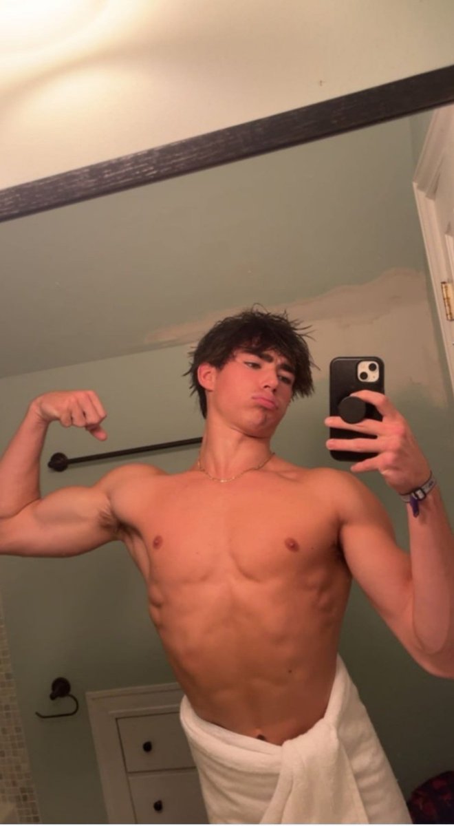 JohnSmithxeefc's tweet photo. Pretty college boy, Aiden A🔥🔥🥵
Link in bio🖇 https://t.co/JsynvvsQcI