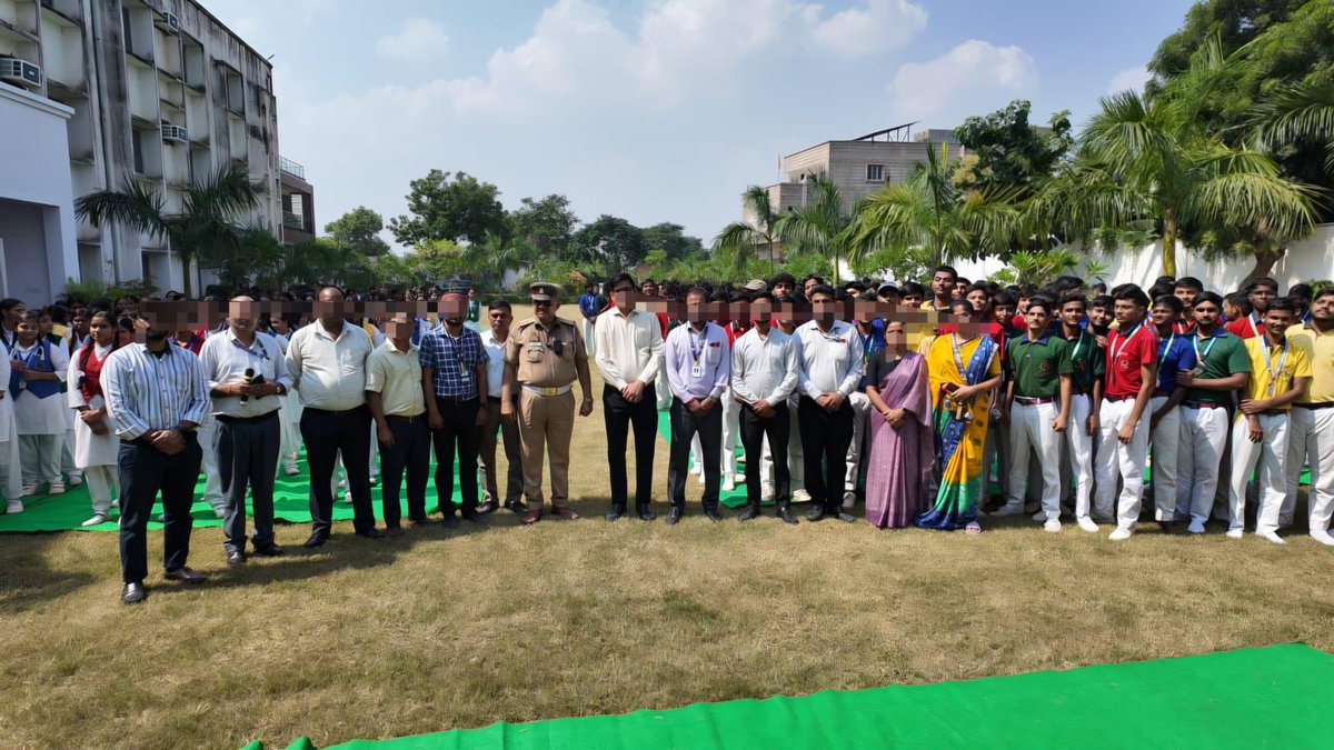 TrafficKannauj's tweet photo. पुलिस अधीक्षक के निर्देशन में यातायात पुलिस कन्नौज द्वारा सेंट जेवियर स्कूल कन्नौज में यातायात शिविर का आयोजन कर छात्रा छात्राओं को यातायात नियमों के प्रति जागरूक किया। https://t.co/8GzQWat0Ll