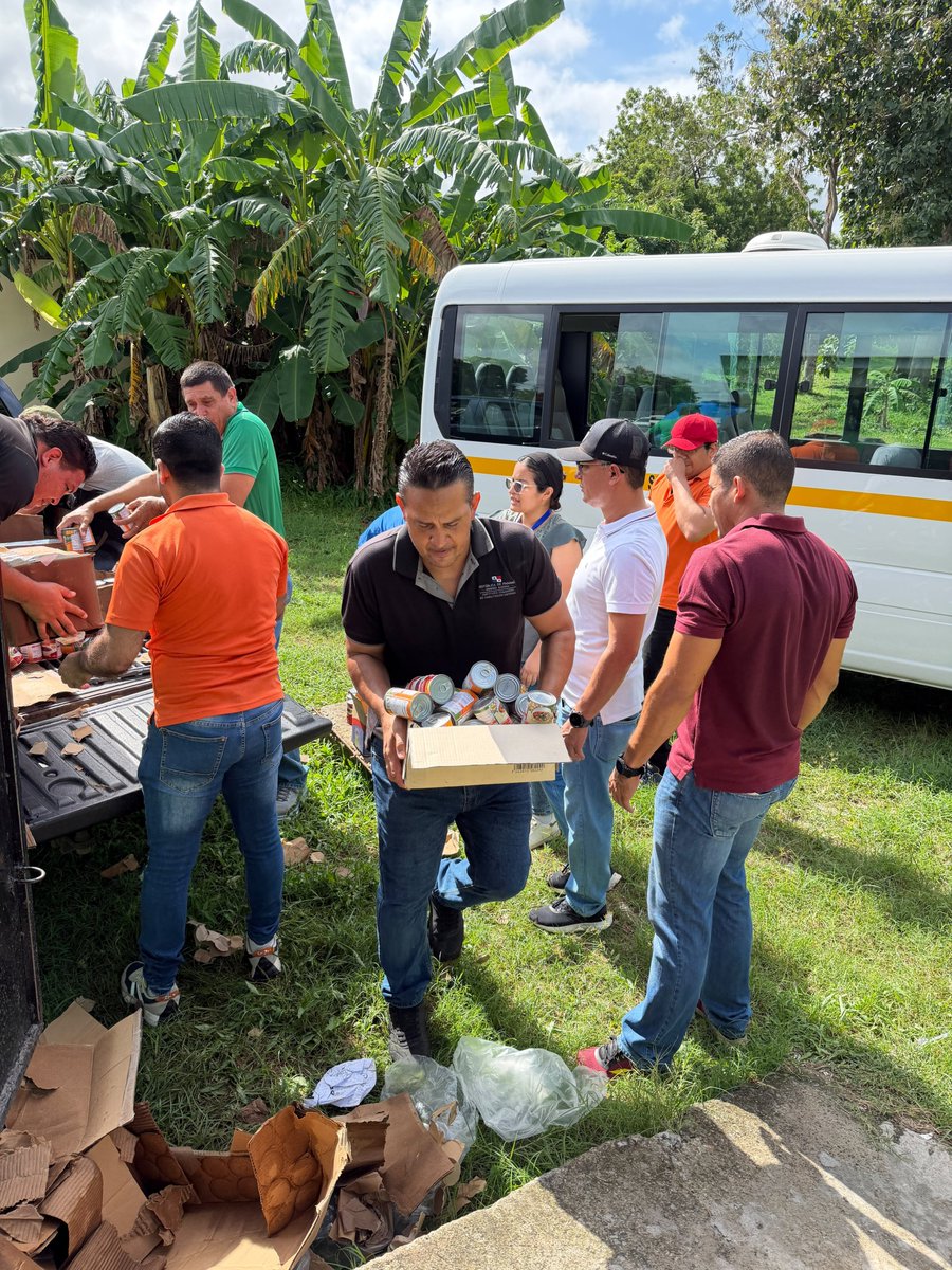 IPHEinclusivo's tweet photo. #LosSantos | El equipo del @IPHEinclusivo, sede de Los Santos, ha entregado aproximadamente 85 ayudas humanitarias a familias de estudiantes afectados por las consecuencias del reciente sismo, incluyendo niños y niñas del Programa de Estimulación Temprana (PEP). https://t.co/BEdT08L9Tn