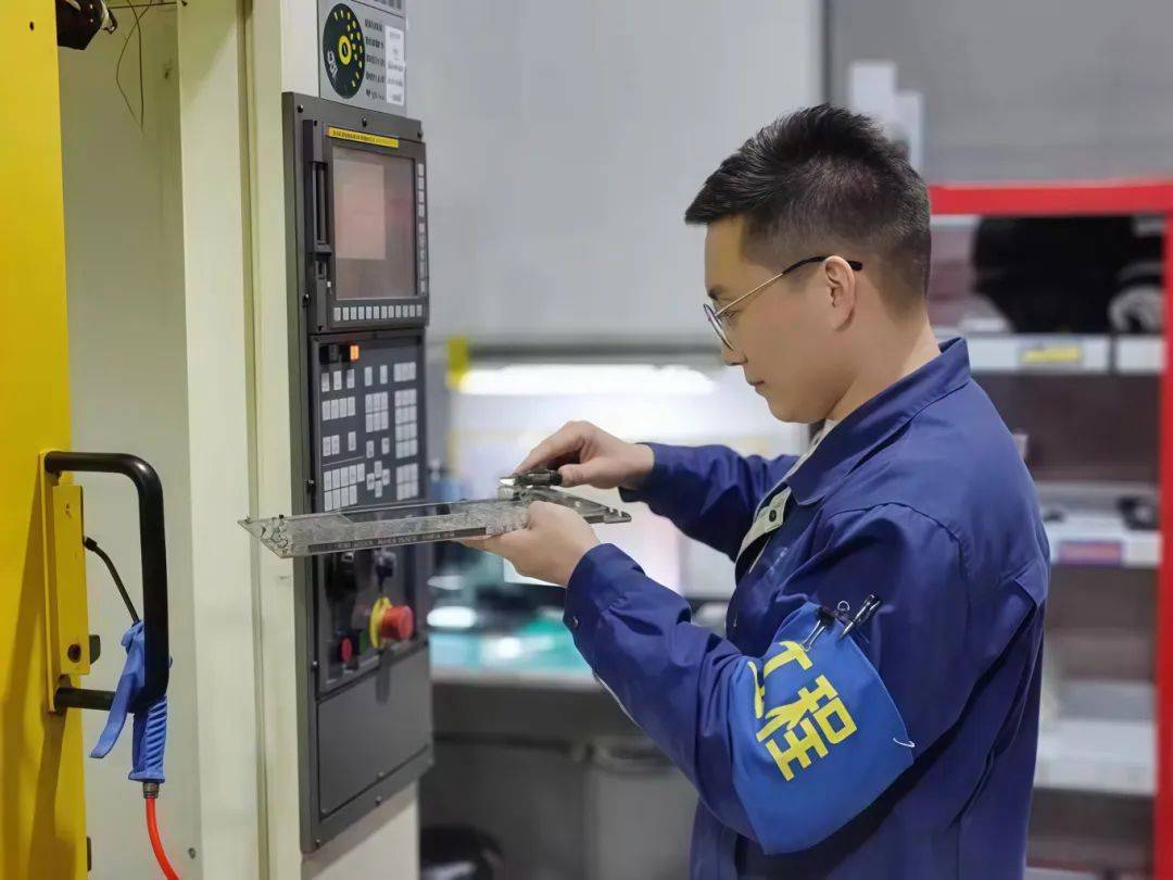 searosis's tweet photo. In the vast workshop, a steady driver operates the machinery, showcasing standard procedures with calm skill. https://t.co/TrUmYHtEcp