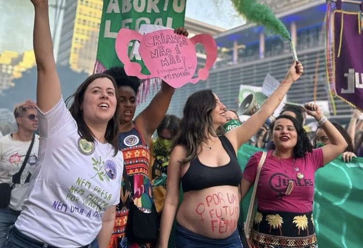 aquela_vivi's tweet photo. Tudo é político quando você é mulher. 
Seja não maternal
Seja gestante 
Seja mãe 
Seja criança 

Se você não acolhe todas as mulheres então o seu ato de resistência é incompleto. https://t.co/FVznejVjVc