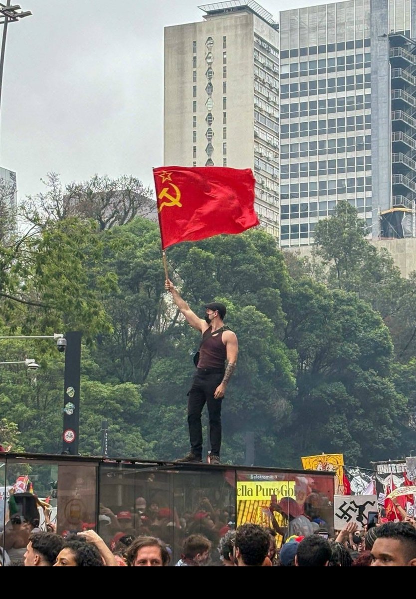 TaiwoOkoto's tweet photo. Menino branc'o com a bandeira da URSS não é chamado de identitário e nem é dito que tá importando pauta. Se identificar com o povo soviético e com a palestina pode.

Mas preto se identificar com pretos de outras  partes do mundo, como dos EUA... é identitário, é pauta importada. https://t.co/mVgL7sw0PC