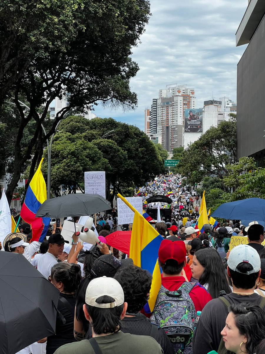 AlmendraDelirio's tweet photo. Desde Bucaramanga paro nacional muy concurrido. El Estado colombiano es laico y no vamos a permitir que las iglesias, por demás corruptas, colonicrn nuestro pensamiento. 
#Este14YoMarchoPorLaVida https://t.co/nKPm24VqK9