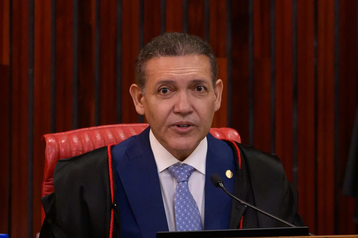 Metropoles's tweet photo. ➡️ AFASTAMENTO CAUTELAR | Deputado do PT vai ao STF e pede afastamento de Kassio do comando do TSE

Rui Falcão, do PT, pede apuração sobre suposta falsidade ideológica eleitoral e o afastamento cautelar de Kassio das funções TSE

Leia na coluna de @manualcantaraa https://t.co/NcKP30mosL