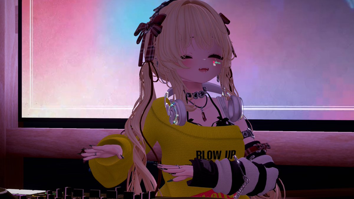 rushanaruu's tweet photo. #MELLOWISH 
今夜は、まるこさんのVRChat DJデビューイベへ～
4DJ様それぞれにお洒落な音～🎵
clusterから駆け付けた方も多くて賑わっていました
まるこさんVRChat DJお披露目おめでとうございます～🥳　

#VRChat https://t.co/Ge5IruNfDF