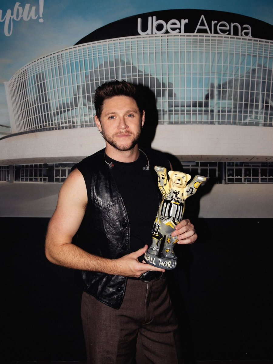 acervonstan's tweet photo. MAIS UMA CONQUISTA! emocionante ver ele recebendo um troféu pelas avaliações positivas como motorista de uber https://t.co/FG3TTFZTyq