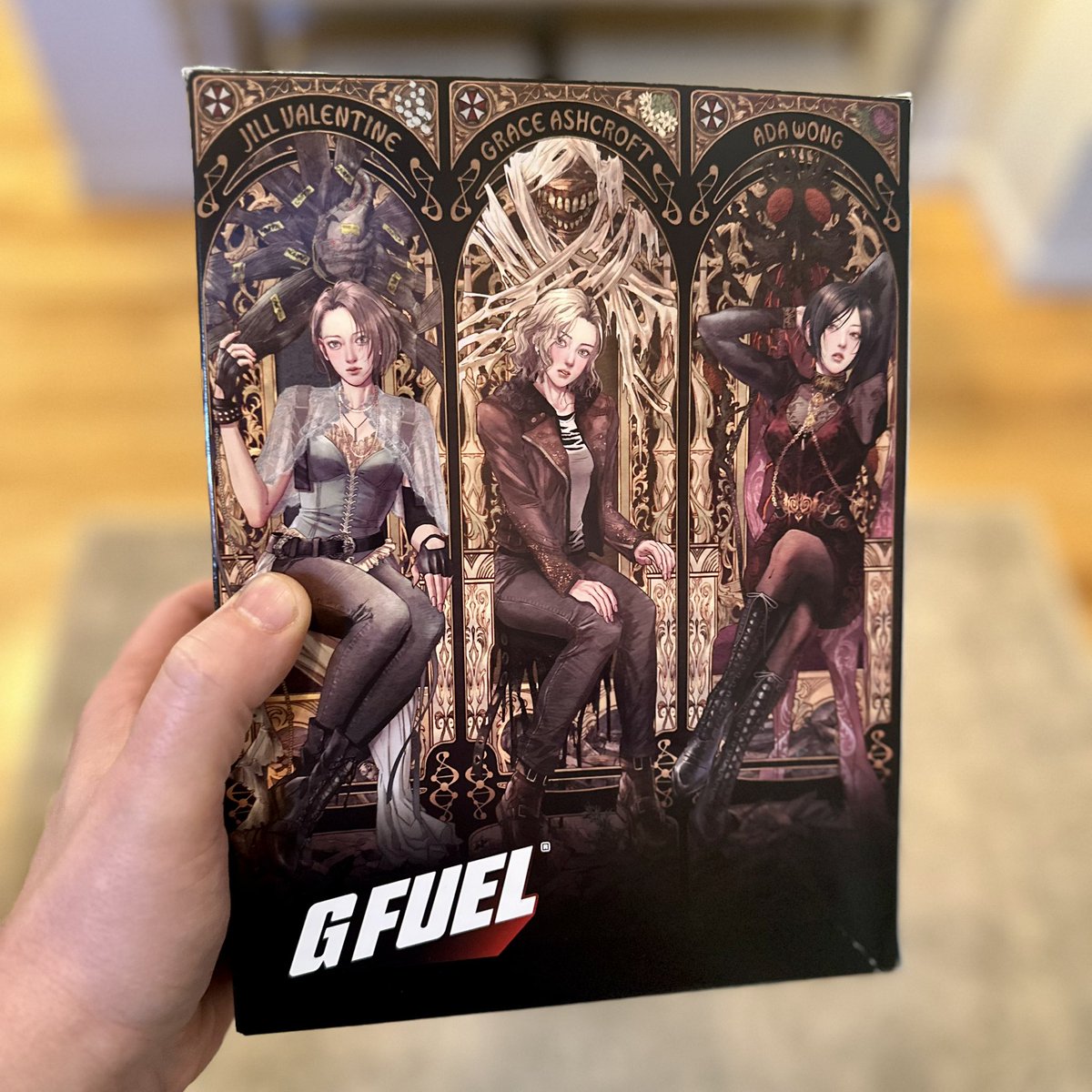 ROEnetwork's tweet photo. Look what just arrived 👀 Our @GFuelEnergy Resident Evil Mixed Herb Collector’s Box! Peach Iced Tea to celebrate 30 years of survival horror 🍑🌿

We’ll unbox it during Friday’s ROE stream!

Join the waitlist: https://t.co/TVD6uMaO8I
Save with code ROE and support the channel: https://t.co/MfW8Pp56JN

#GFUEL #ResidentEvil