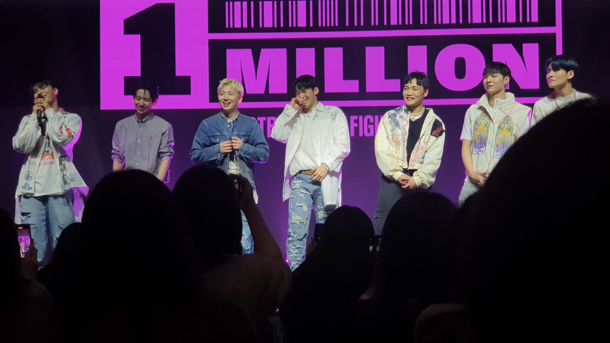 love9010090's tweet photo. 아 너무 옛날이야ㅜㅜ
진짜 이렇게 구영샘이 딱 가운데에 보이는 자리었어서 러브샷이었나 뭔지도 기억도 안나는게 문젠데 얼굴공격+눈빛 공격이 엄청나서 좋은데 부담스러워서 눈을 데굴데굴 굴려가면서 봤었는데 퓨...
이 조합으로는 다신 못보겠지..또륵
그때나 지금이나 정말 춤에 기합이 땋 https://t.co/VdOrml8HkZ