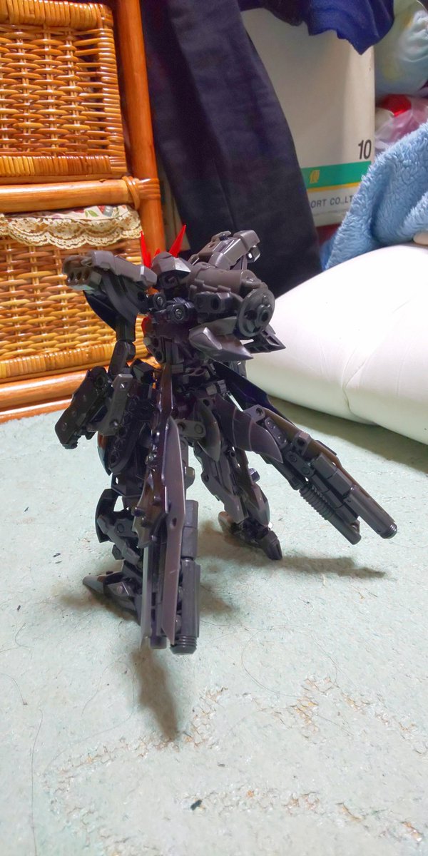 satana0rpnk's tweet photo. ライバル機体

こちらは最初から腰にブースターを装備して機動力と射撃に特化した機体。

#ブロッカーズ https://t.co/lGVLhffkYU