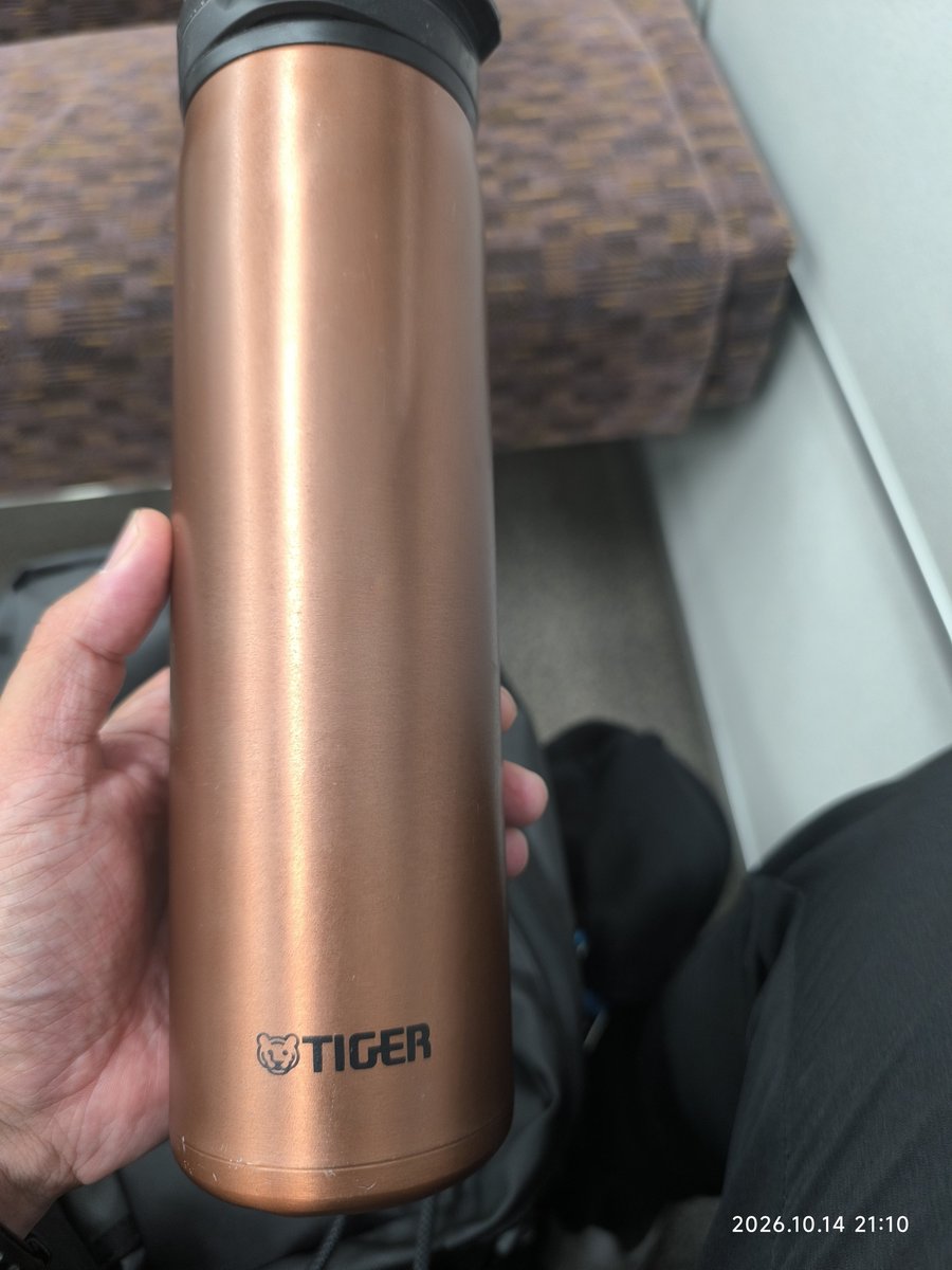 denka1091's tweet photo. 愛用の炭酸飲料対応ボトル(命名:やくも君)でこの3日間も氷ガンガン入れてキンキンの炭酸飲料を飲んだ。そして今日岡山駅でついにアニキと遭遇w https://t.co/wEKmxIJKt1